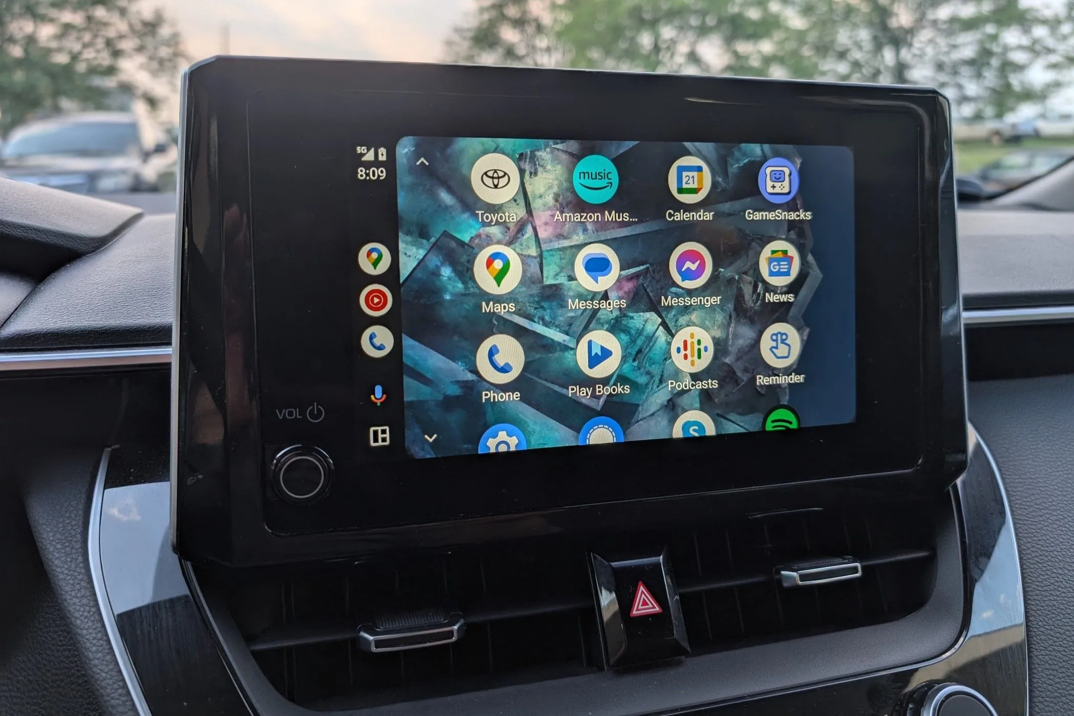 Giao diện Android Auto hiển thị danh sách ứng dụng trên màn hình ô tô