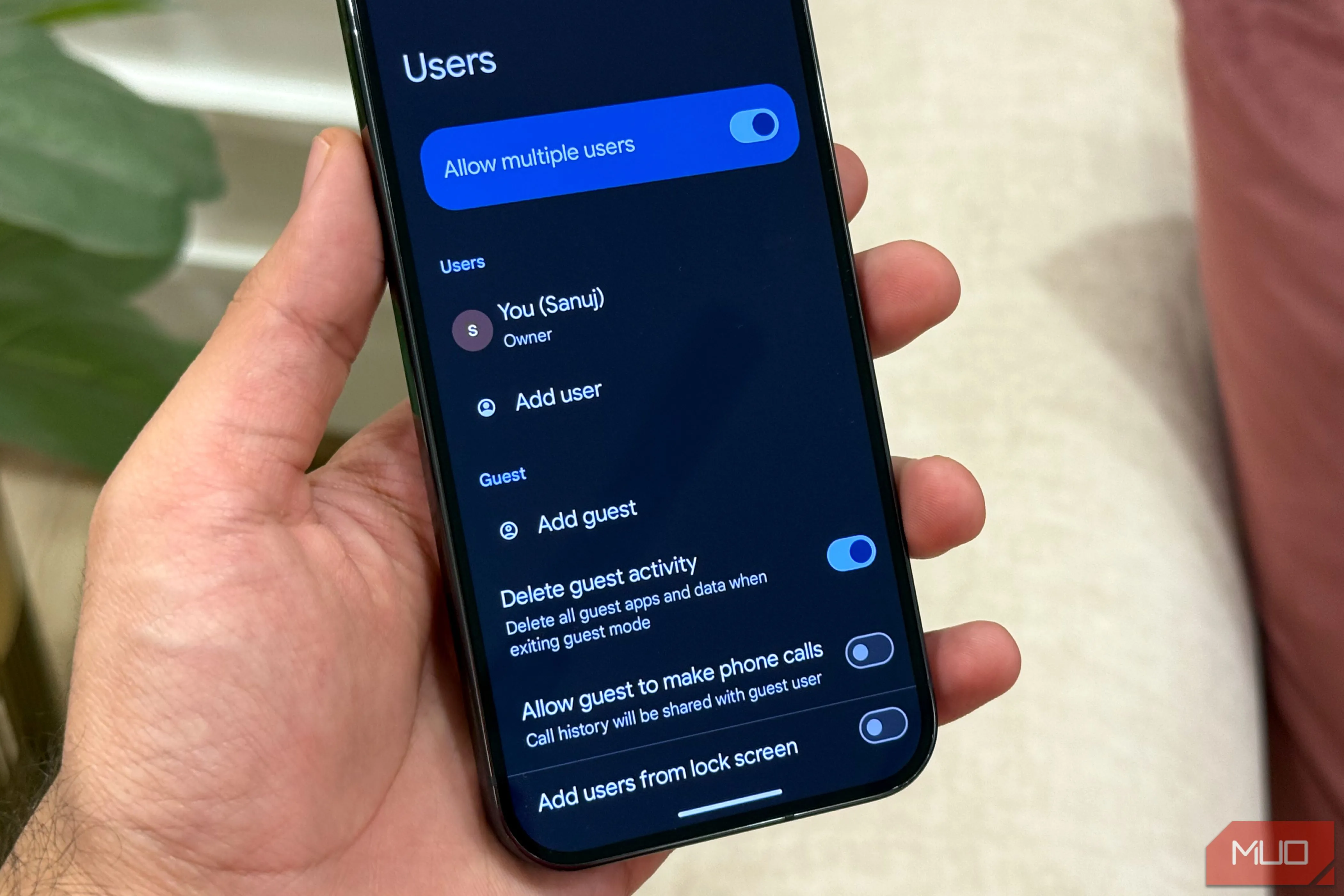 Giao diện cài đặt cho phép tạo và quản lý nhiều hồ sơ người dùng khác nhau trên điện thoại Android, bao gồm hồ sơ khách và tài khoản cá nhân.