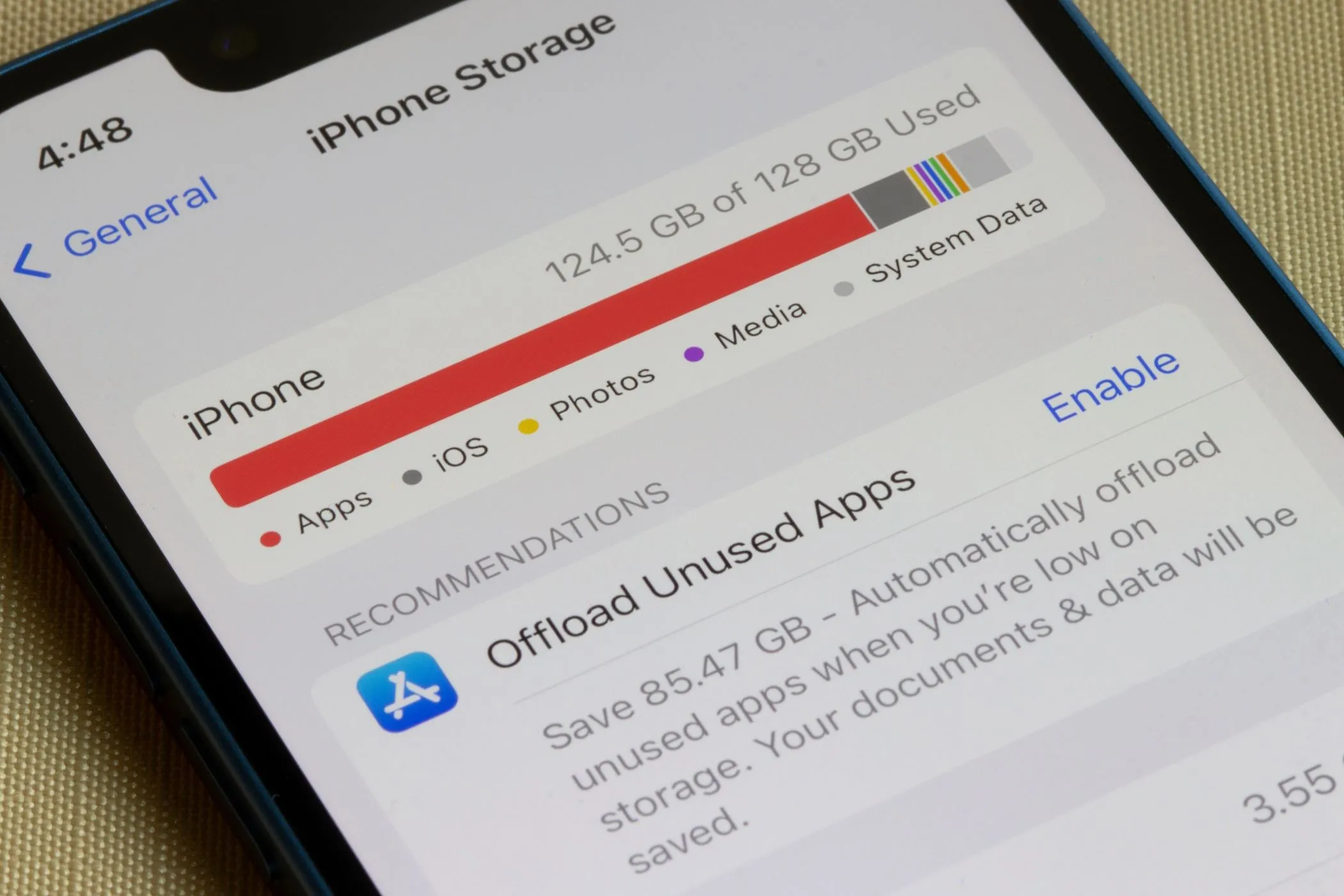 Giao diện cài đặt cho thấy dung lượng bộ nhớ khả dụng trên iPhone, minh họa lợi thế của việc lưu trữ dữ liệu trực tiếp trên thiết bị