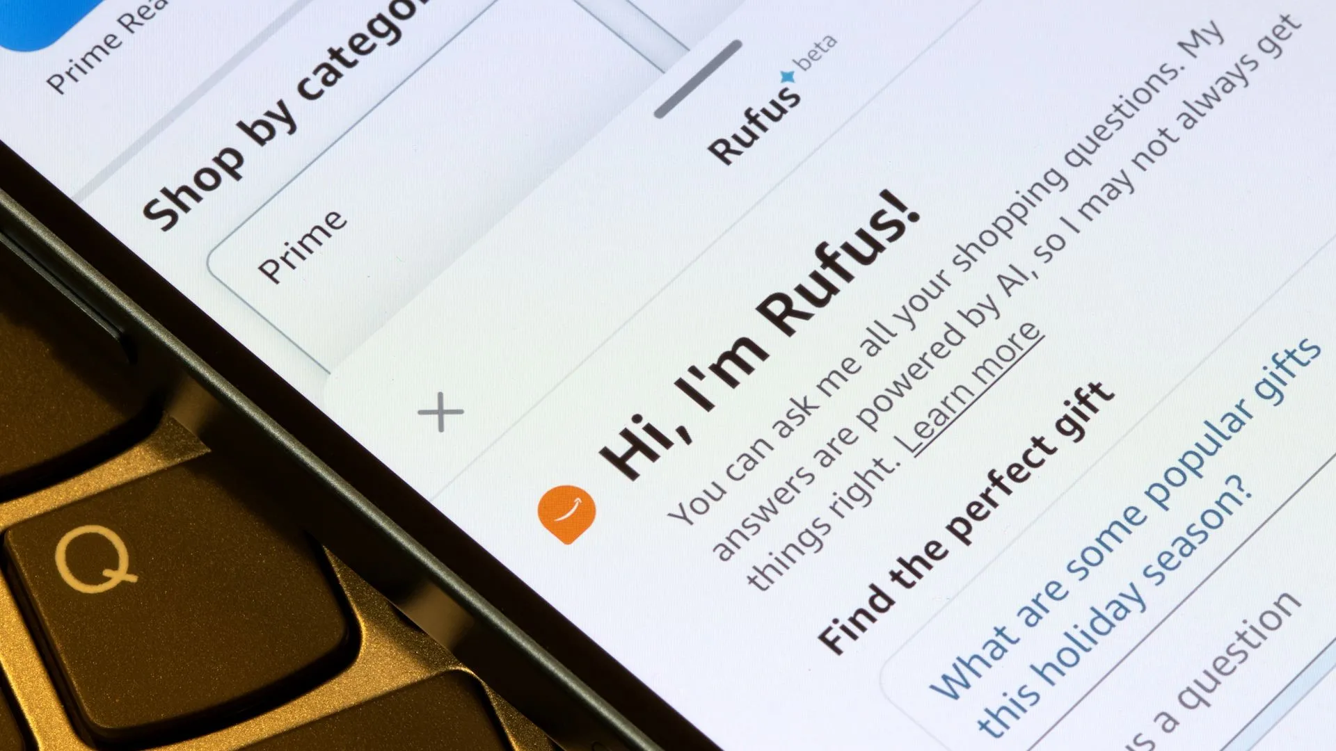 Giao diện chatbot AI Rufus của Amazon trên màn hình điện thoại thông minh