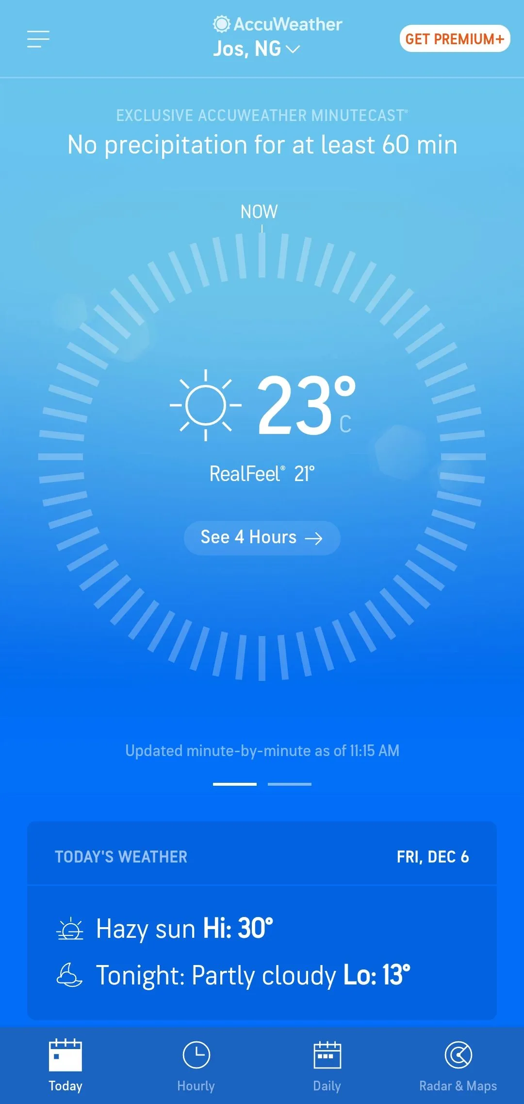 Giao diện chính AccuWeather hiển thị nhiệt độ RealFeel.