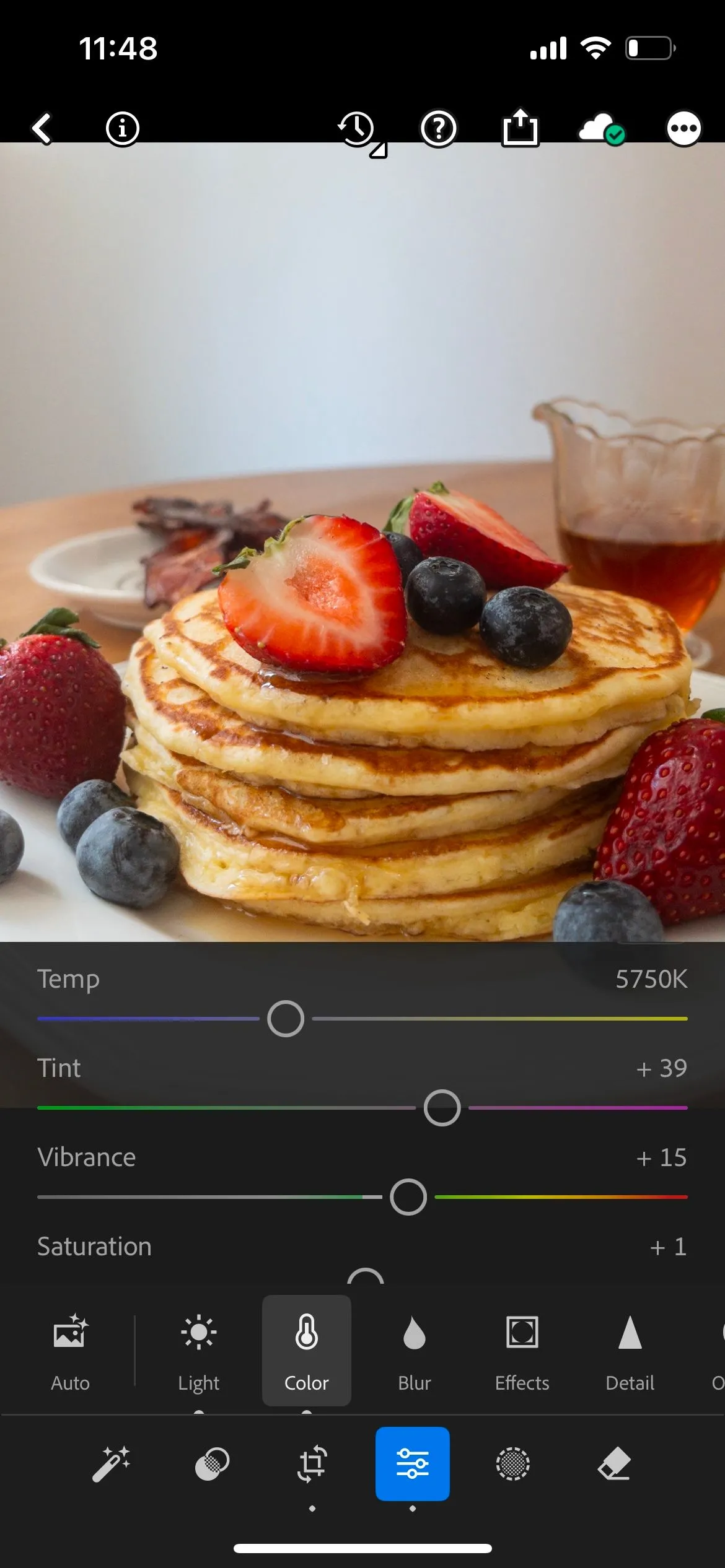 Giao diện chỉnh sửa màu sắc trong ứng dụng Lightroom Mobile để tối ưu ảnh đồ ăn