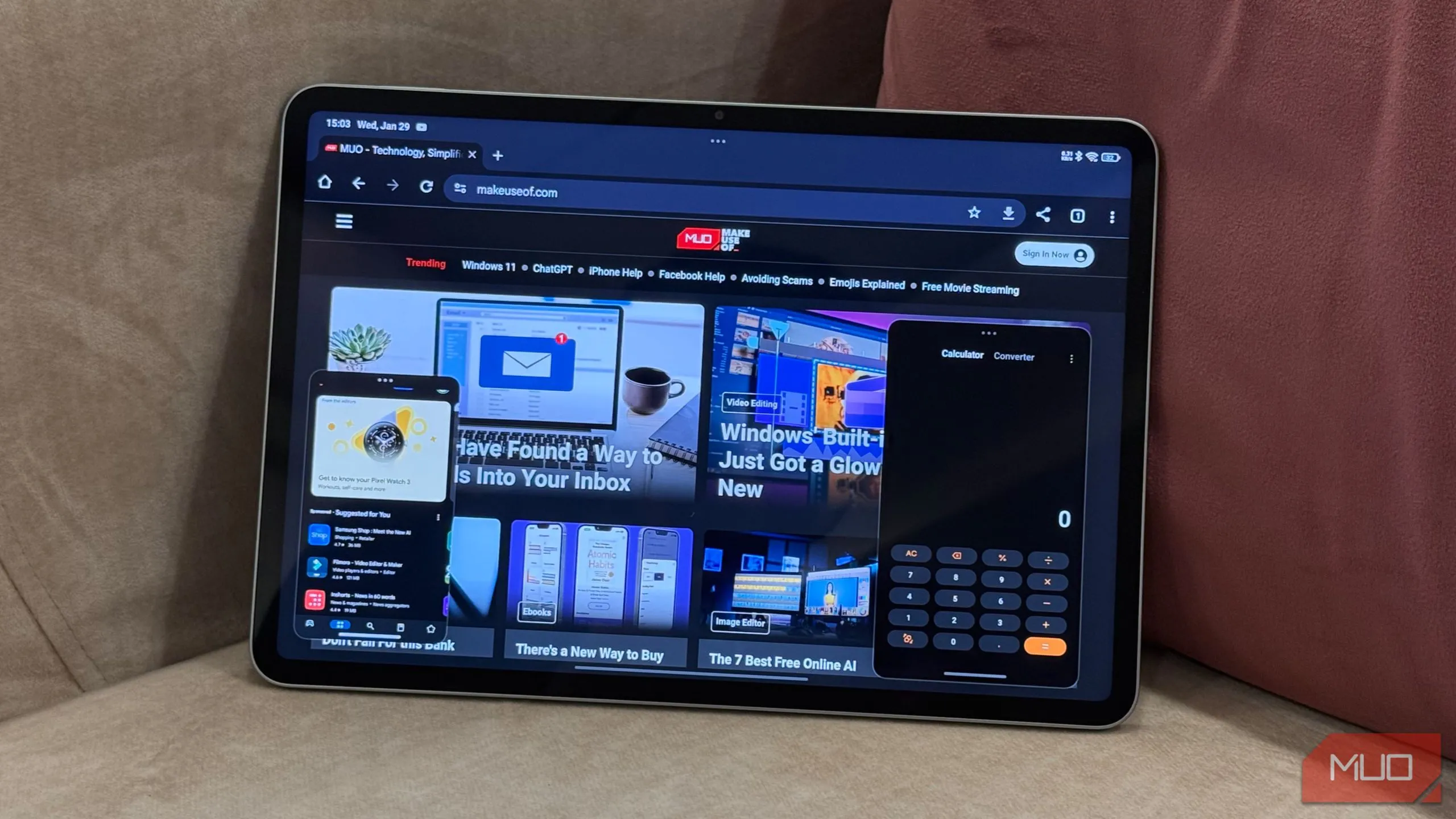 Giao diện đa nhiệm trên máy tính bảng Android, hiển thị ứng dụng chạy song song và cửa sổ nổi, minh chứng khả năng đa nhiệm vượt trội.