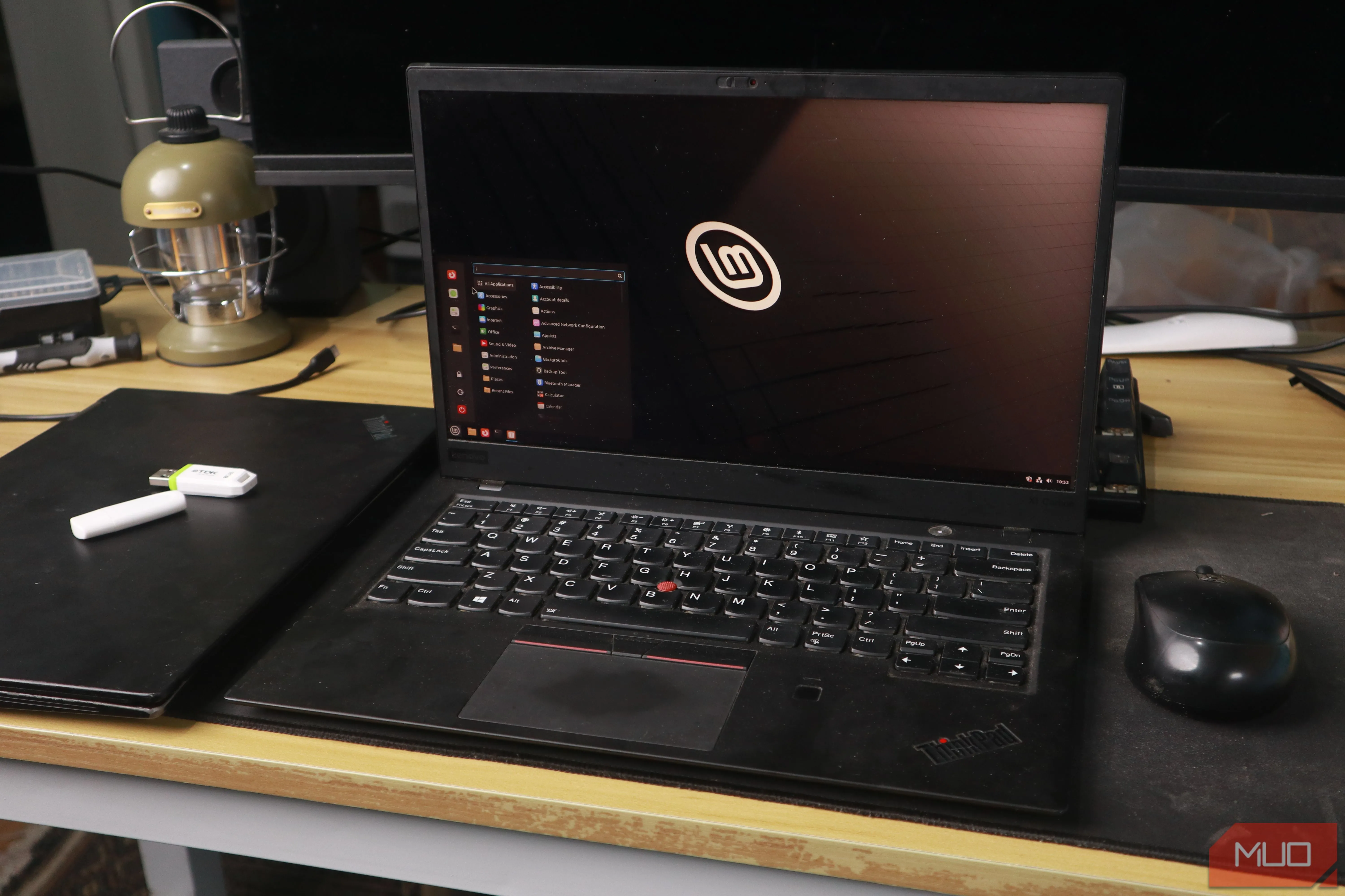 Giao diện desktop Linux Mint trên máy tính xách tay ThinkPad