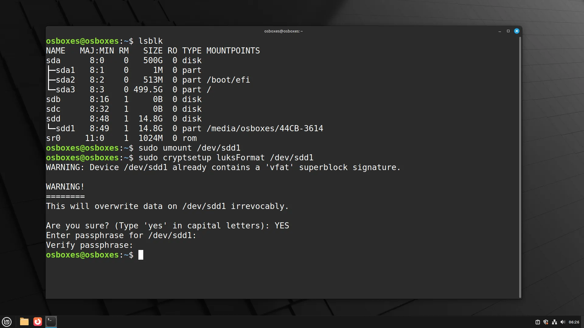 Giao diện dòng lệnh LUKS hiển thị quá trình mã hóa ổ đĩa ngoài trên Linux