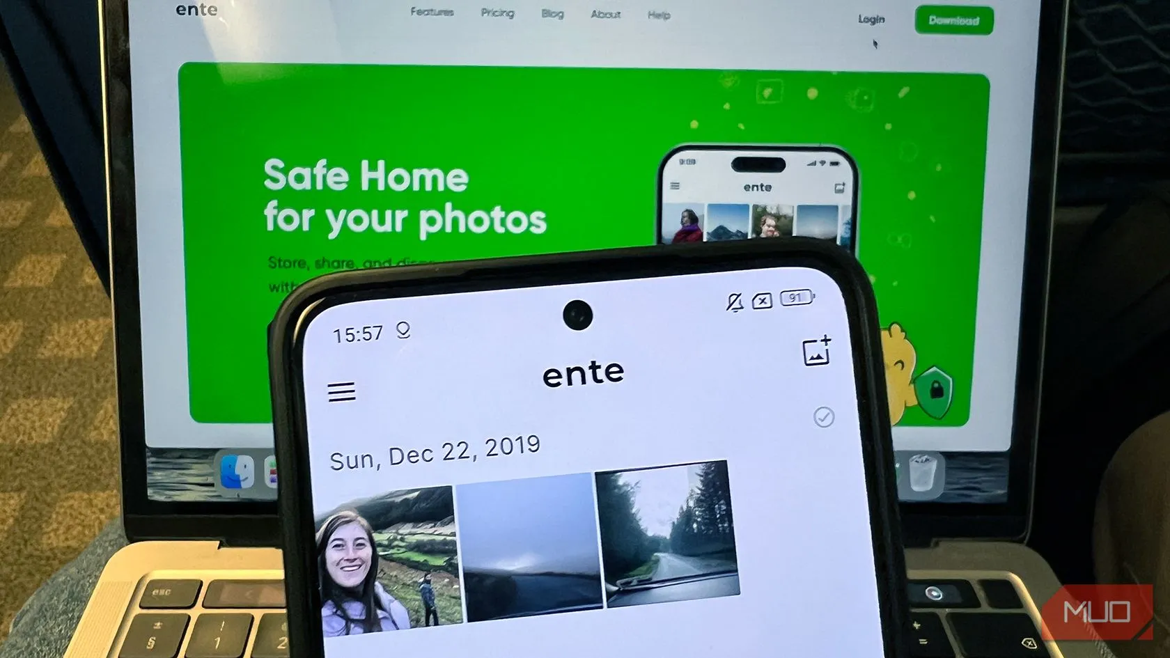 Giao diện Ente Photos trên điện thoại Android và MacBook, minh họa khả năng đồng bộ và bảo mật dữ liệu ảnh
