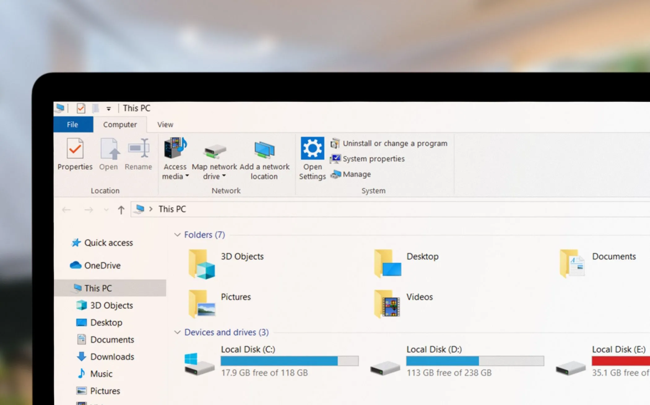 Giao diện File Explorer đang mở trên máy tính xách tay Windows hiển thị thanh điều hướng và công cụ