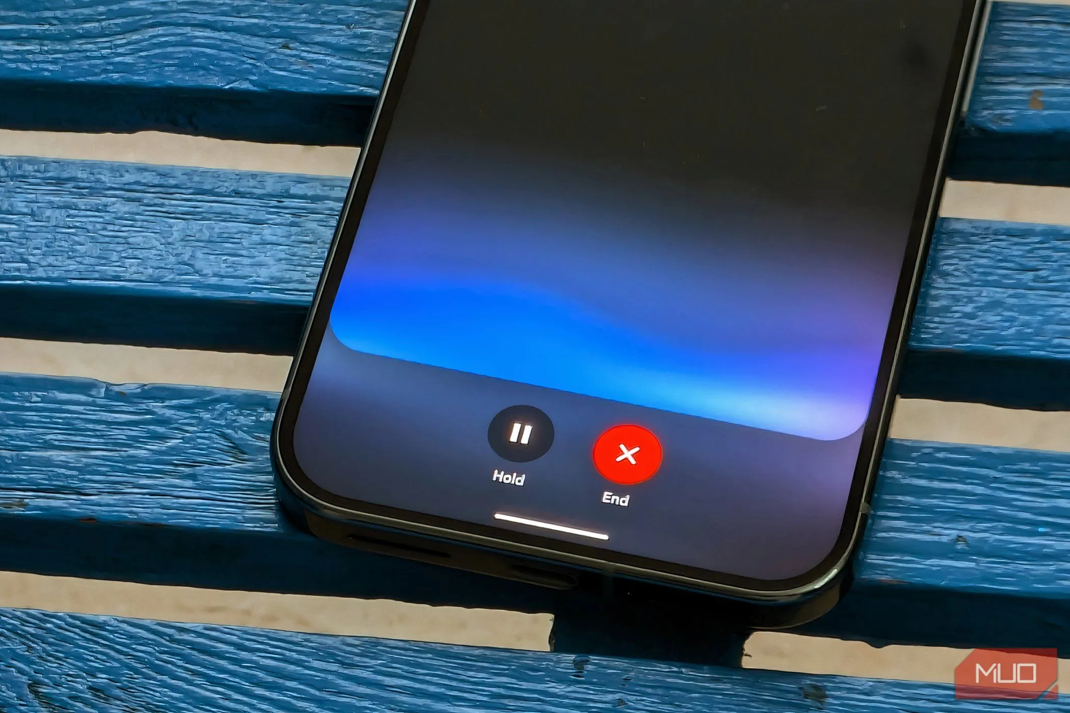 Giao diện Gemini Live trên màn hình điện thoại thông minh, tượng trưng cho một chatbot AI