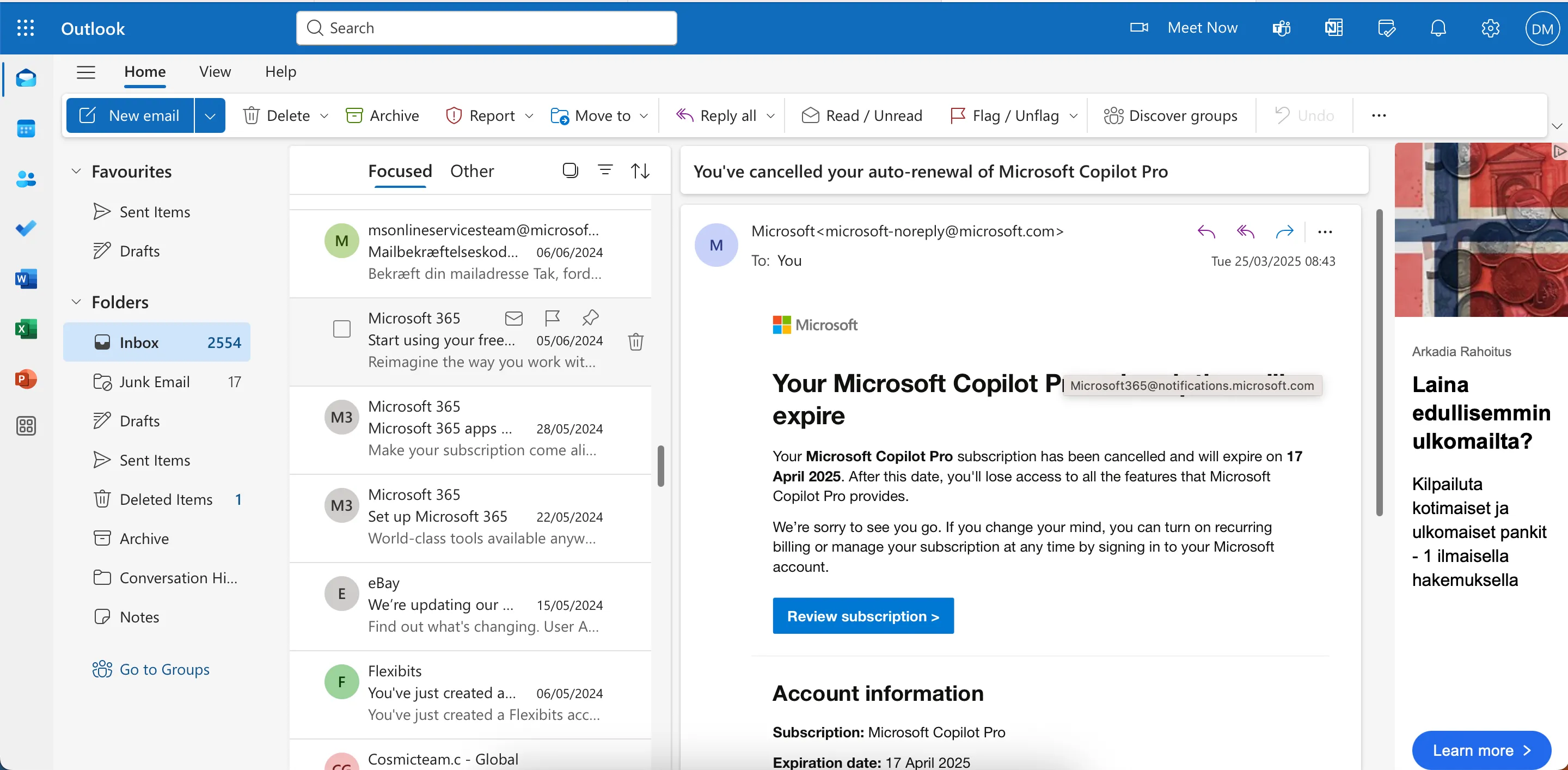 Giao diện hộp thư đến lộn xộn của Outlook với nhiều tính năng và nút bấm