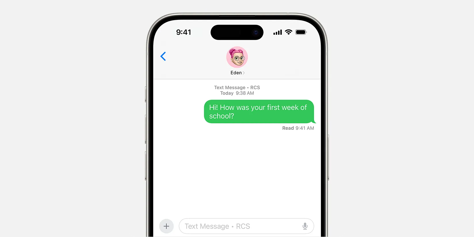 Giao diện iPhone 15 chạy iOS 18 hiển thị tin nhắn RCS màu xanh lá cây với hình ảnh độ phân giải cao và chỉ báo đang gõ
