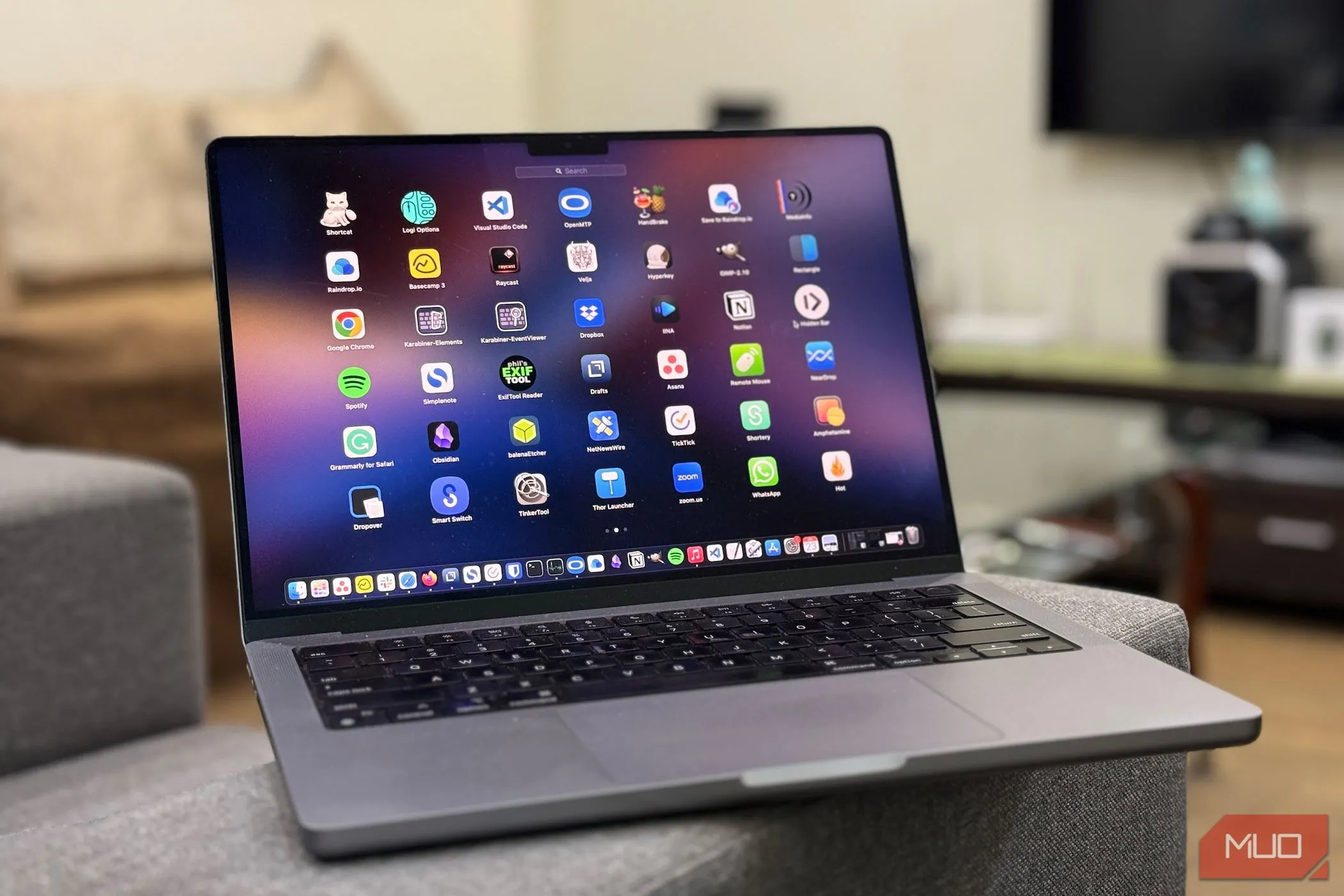 Giao diện Launchpad của macOS đang mở trên MacBook hiển thị các ứng dụng.