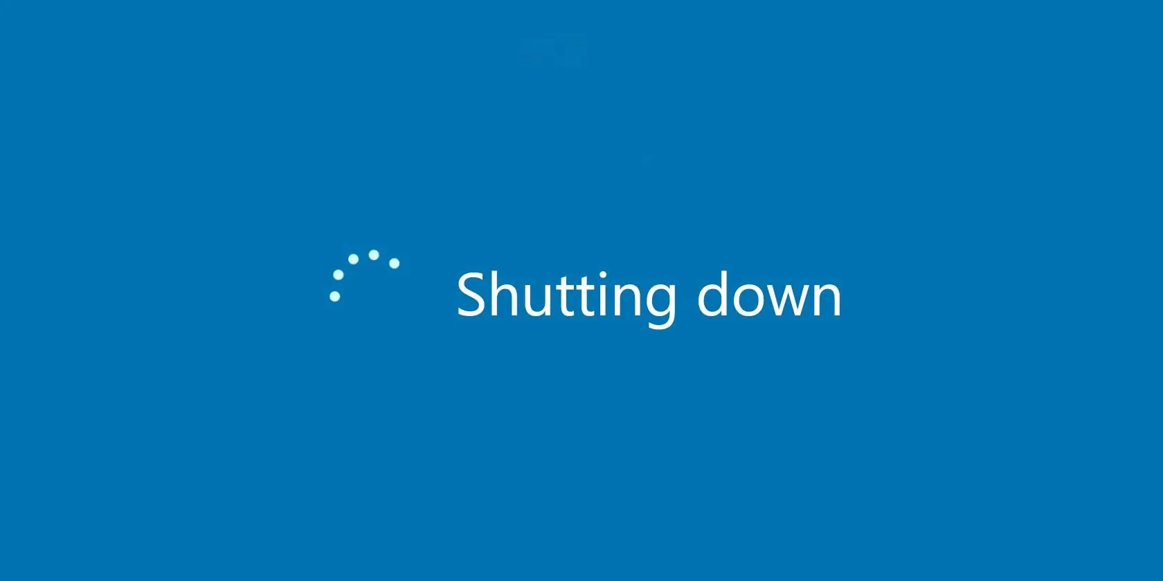 Giao diện màn hình máy tính Windows hiển thị quá trình tắt máy đang diễn ra