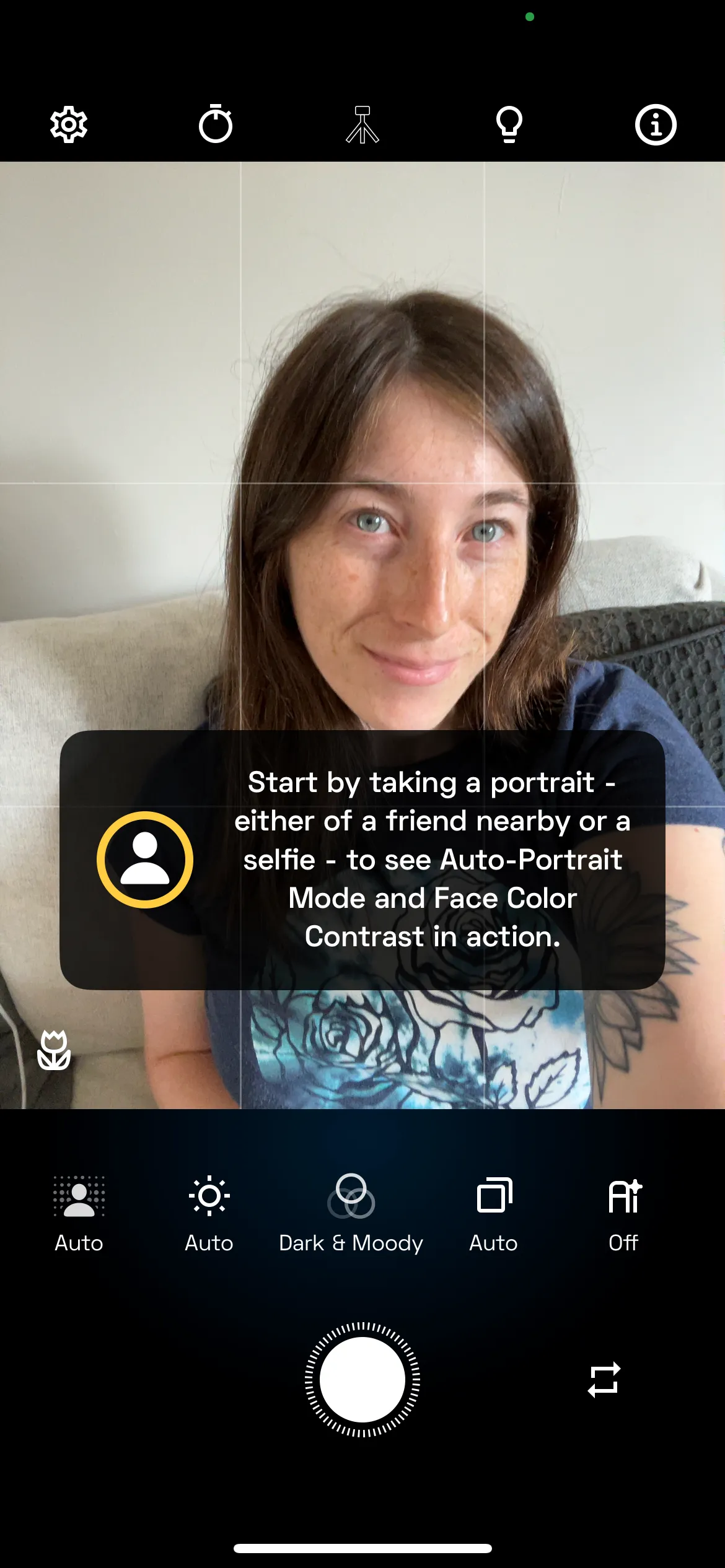 Giao diện NeuralCam khi chụp selfie, hiển thị các tùy chọn và hiệu ứng.