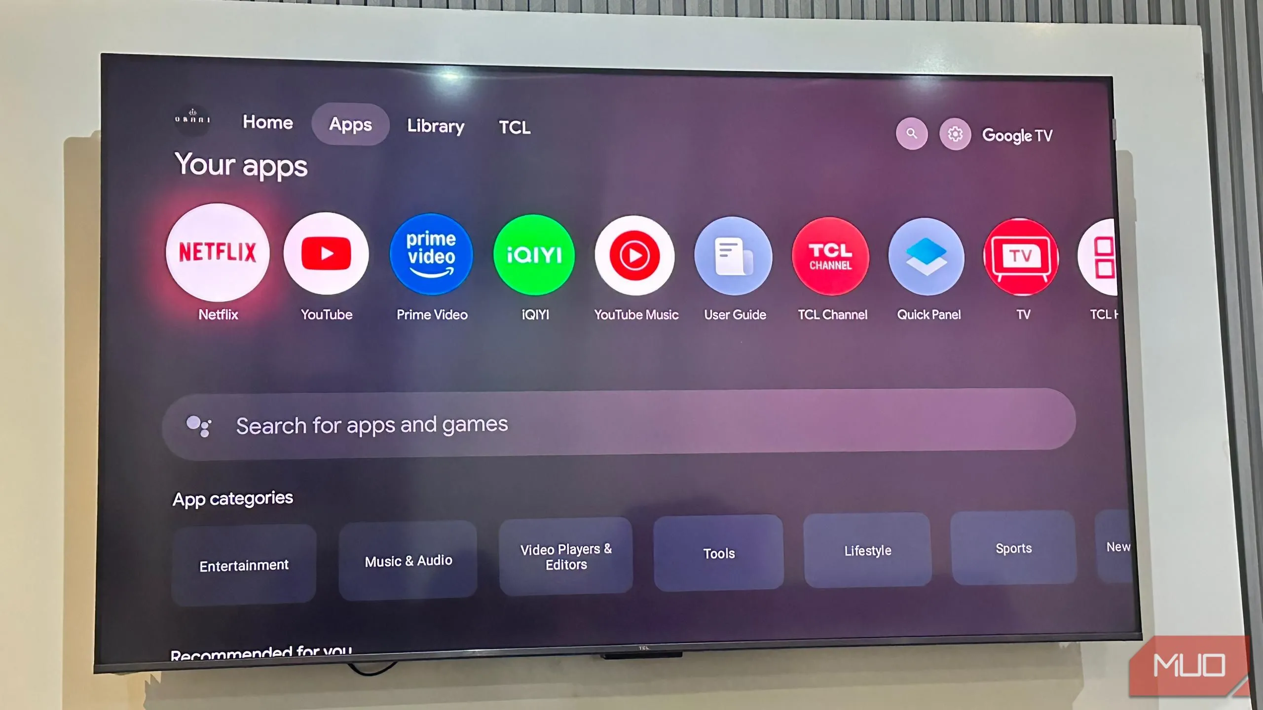 Giao diện ngăn kéo ứng dụng (app drawer) trên Smart TV Hisense, nơi các ứng dụng lạ có thể tự động xuất hiện sau khi Smart TV bị nhiễm mã độc.