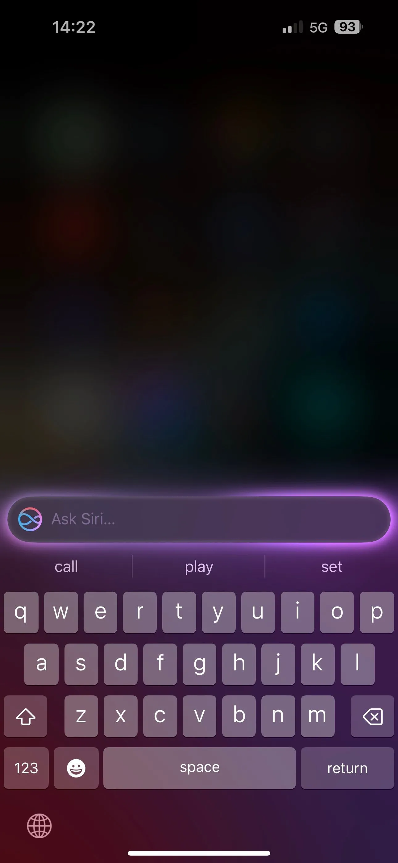 Giao diện nhập liệu của tính năng Gõ để ra lệnh cho Siri trên iPhone, hiển thị bàn phím và ô nhập liệu cho câu lệnh.