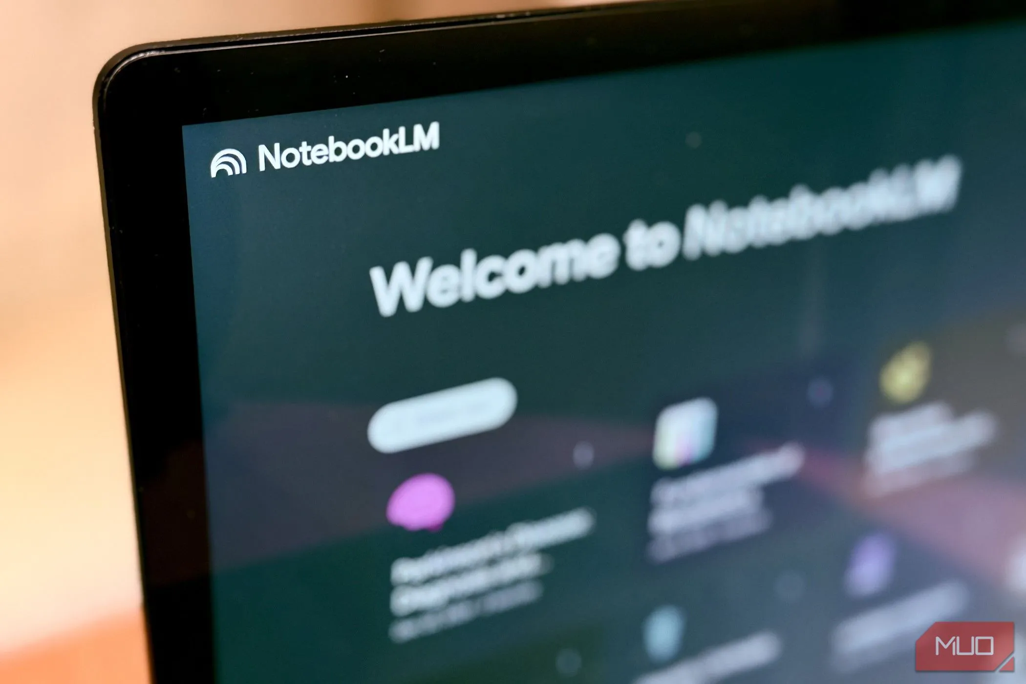 Giao diện NotebookLM trên màn hình laptop, minh họa các tính năng AI hữu ích
