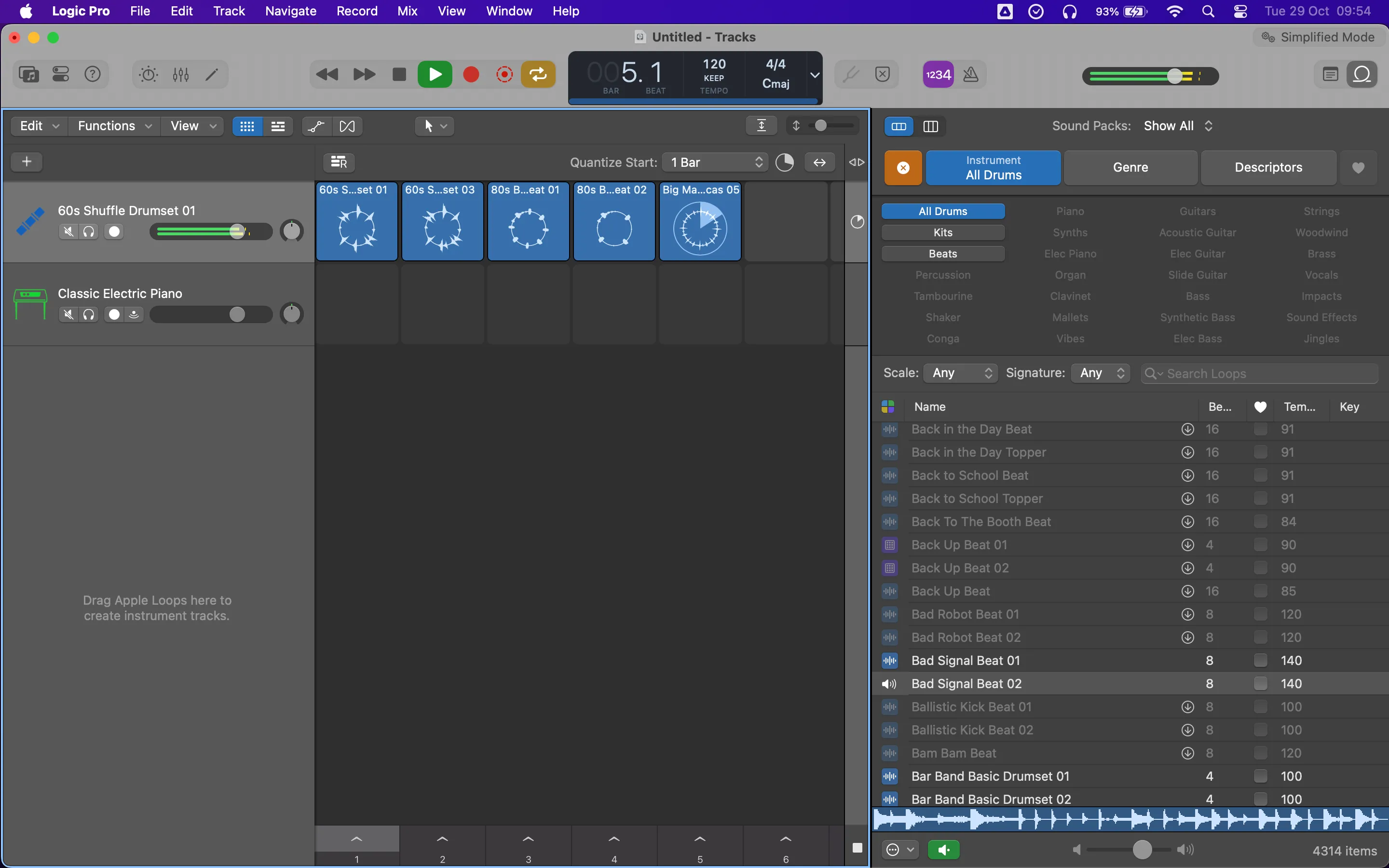 Giao diện phần mềm Logic Pro trên macOS với một dự án sản xuất âm nhạc đang được thực hiện