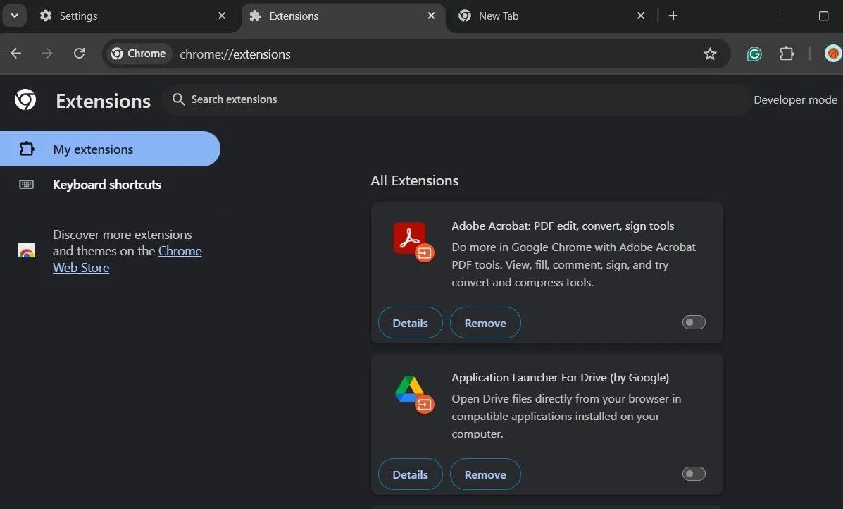 Giao diện quản lý tiện ích mở rộng của Google Chrome, nơi người dùng có thể bật hoặc tắt các tiện ích.