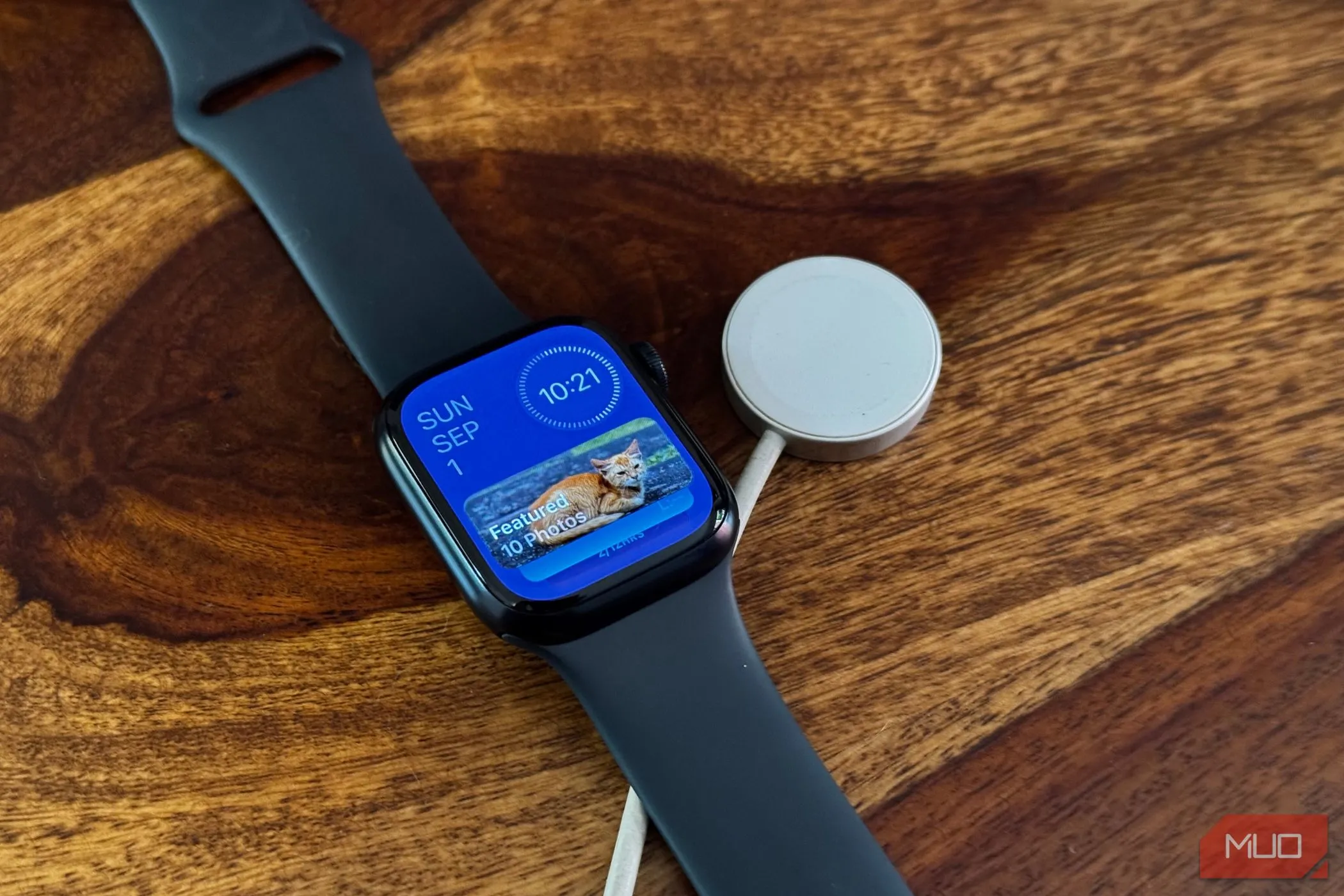 Giao diện tiện ích trên Apple Watch khi đang sạc, thể hiện sự liền mạch của cập nhật phần mềm