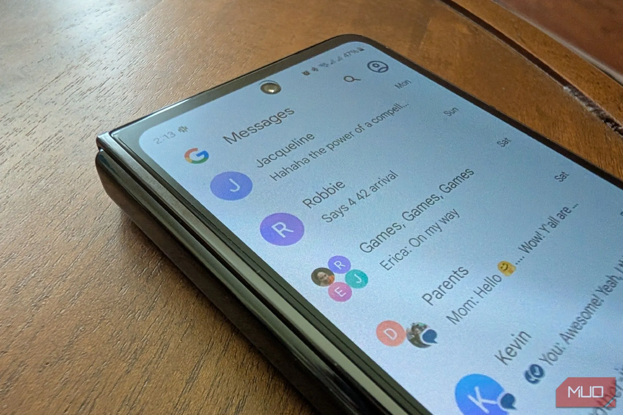 Giao diện tin nhắn Google Messages trên điện thoại Samsung Galaxy Z Fold 5.
