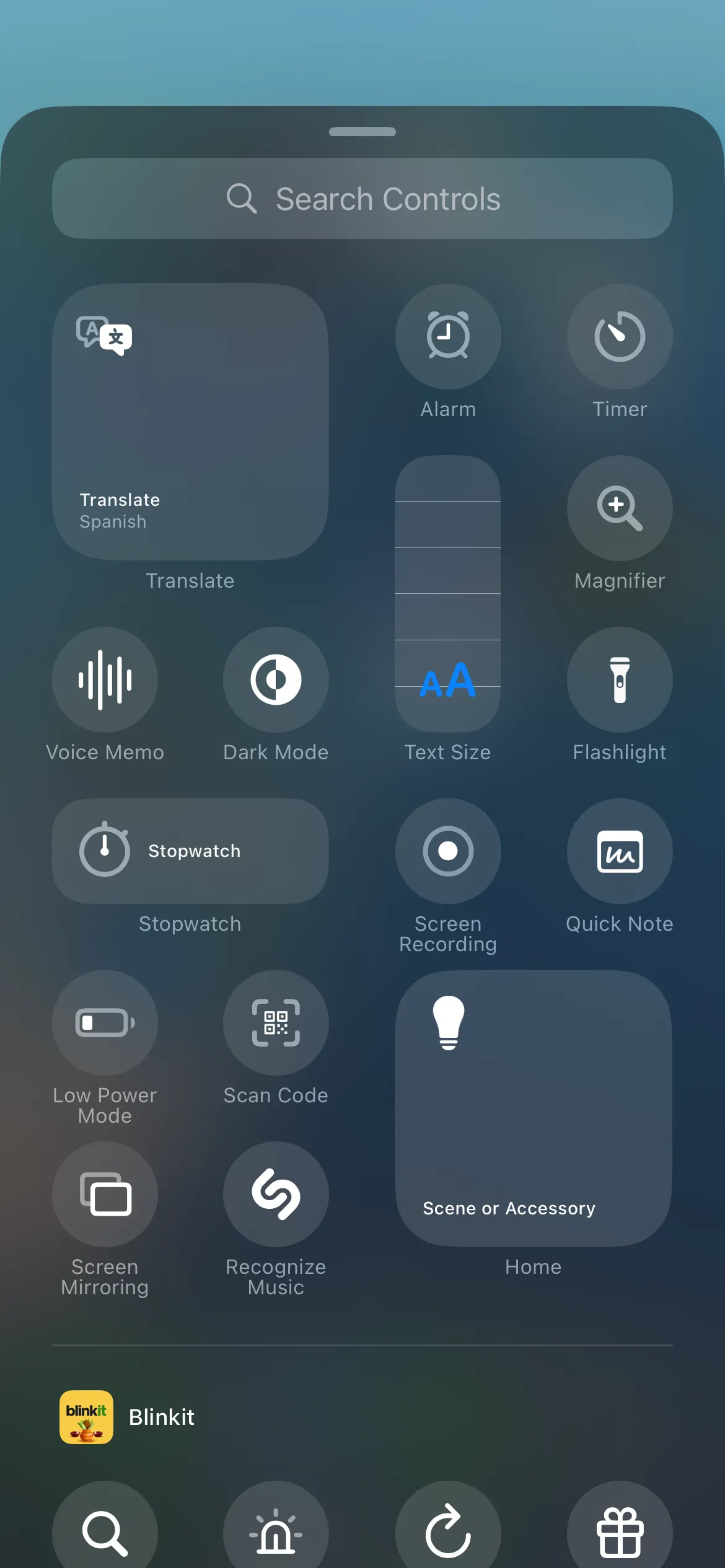 Giao diện tùy chỉnh Trung tâm điều khiển trên iPhone, hiển thị danh sách các phím tắt có thể thêm hoặc bớt.