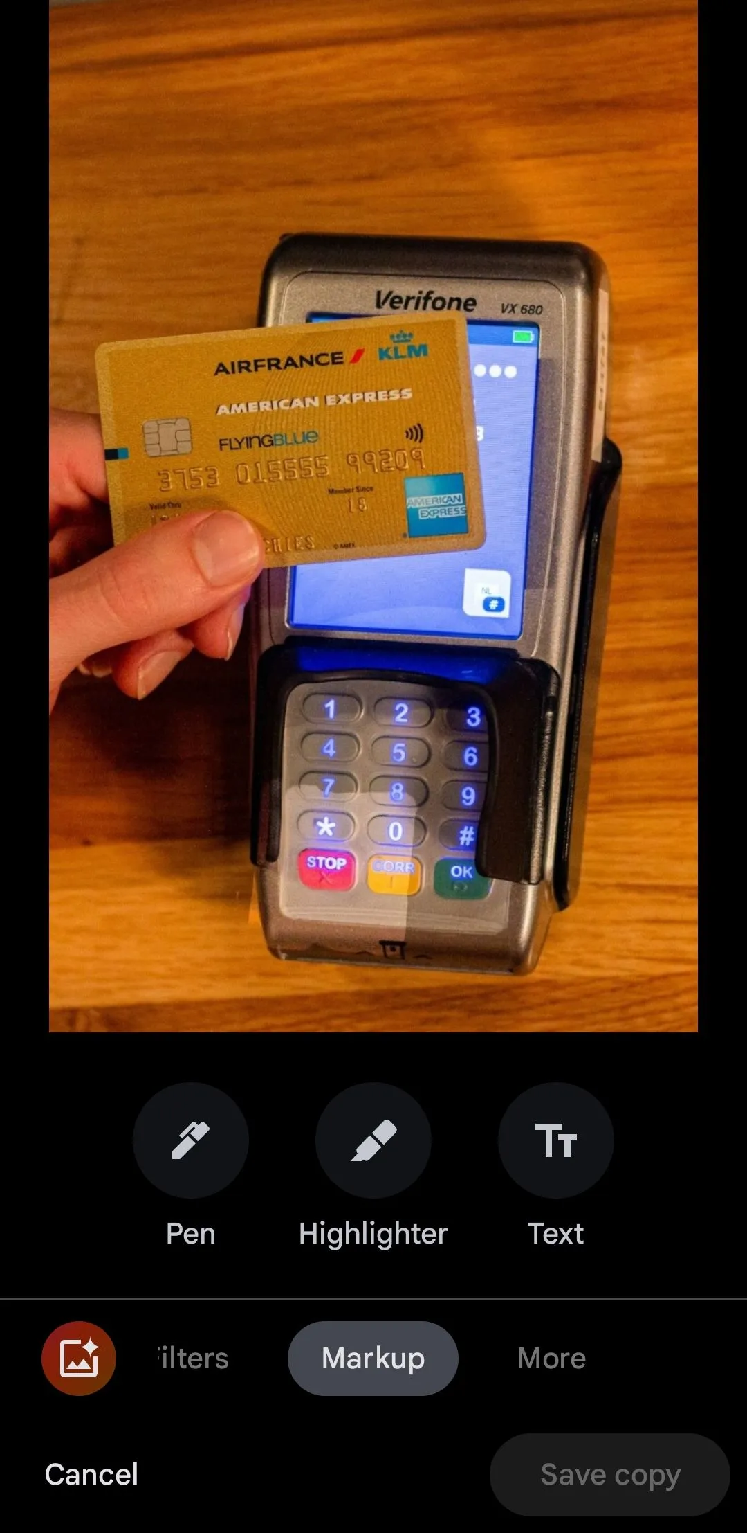 Giao diện ứng dụng Google Photos trên Android hiển thị ảnh thẻ tín dụng và công cụ Đánh dấu được chọn để che thông tin.