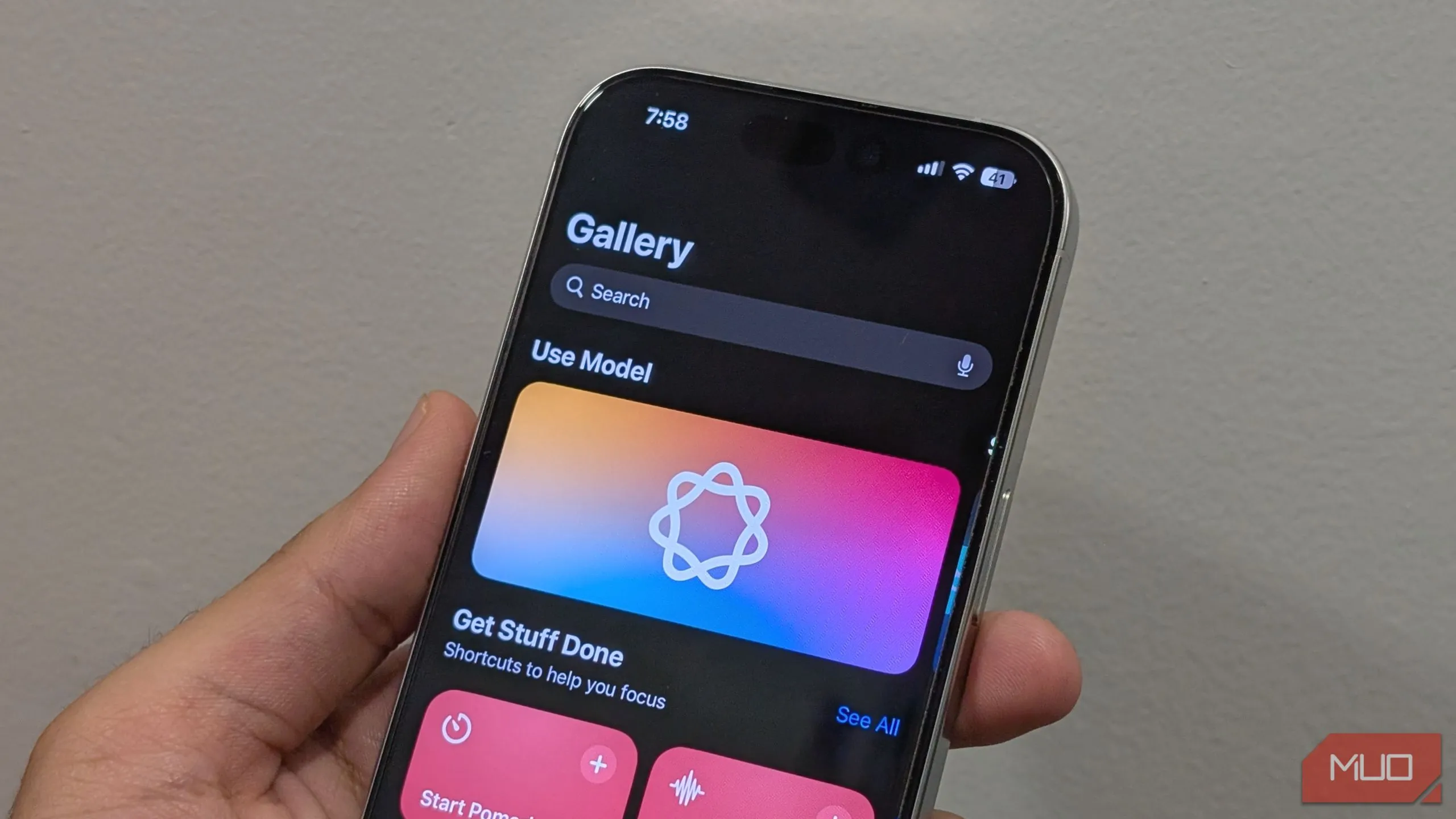 Giao diện ứng dụng Phím tắt trong iOS 26 với các tác vụ tích hợp AI mới, minh họa khả năng tự động hóa thông minh.