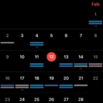 Giao diện xem tháng mặc định của ứng dụng Lịch Apple trên iOS 18 với các đường màu