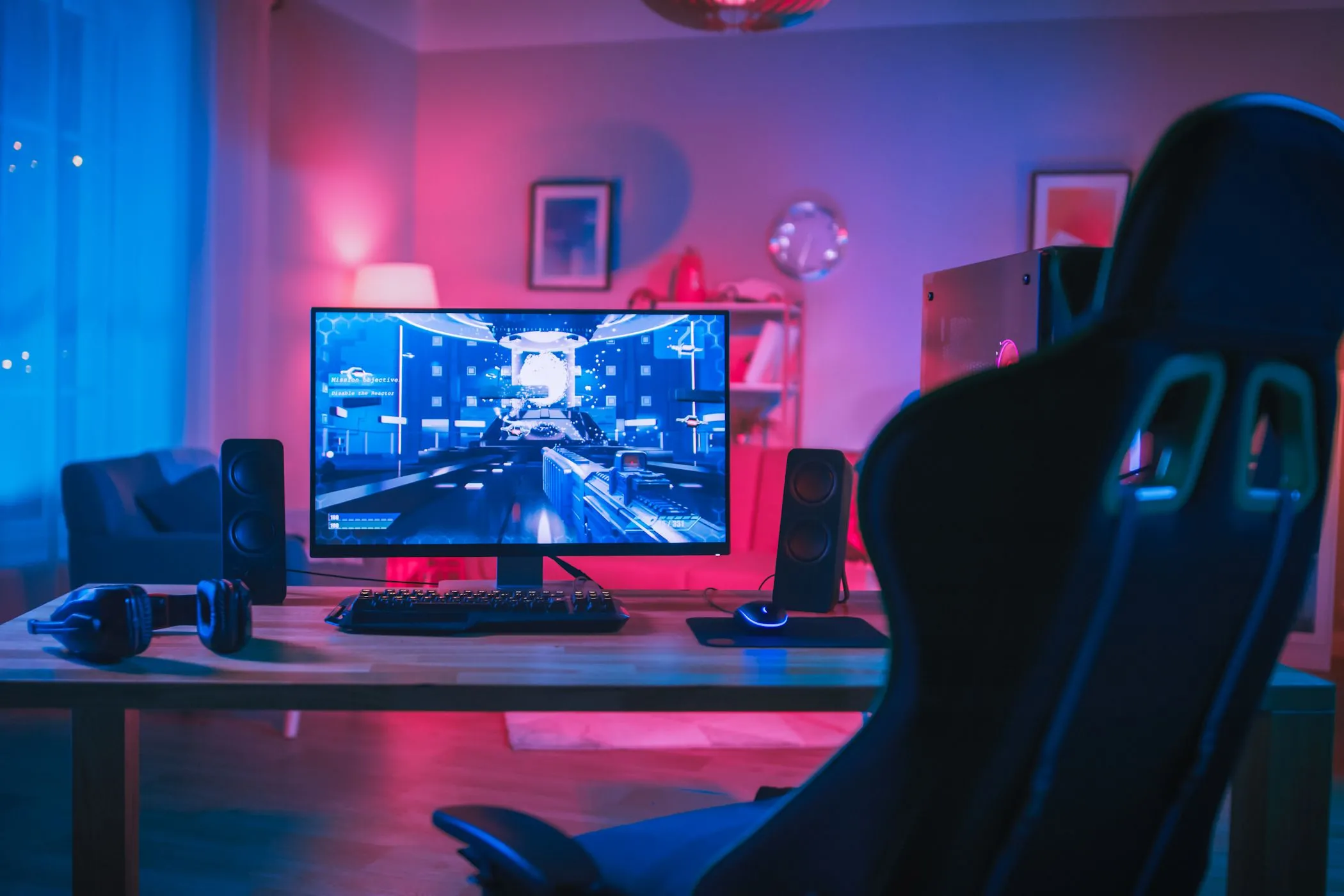 Góc làm việc và chơi game với máy tính kết nối mạng dây, biểu tượng cho trải nghiệm không gián đoạn