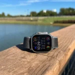 Góc nhìn cạnh bên của Apple Watch Ultra 2 màu đen trên nền xám