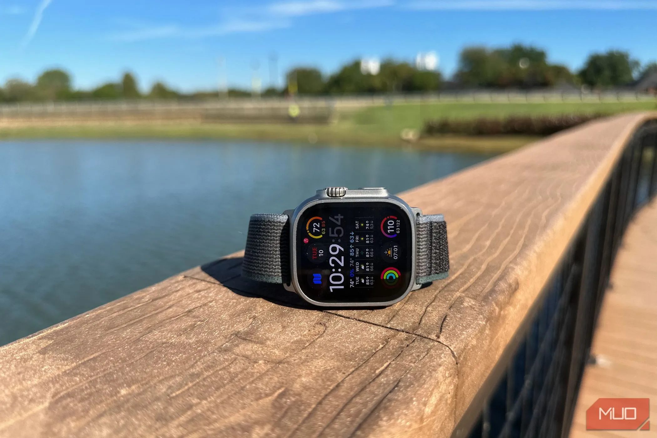 Góc nhìn cạnh bên của Apple Watch Ultra 2 màu đen trên nền xám