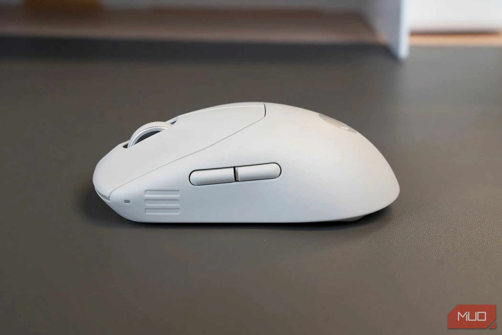 Góc nhìn cạnh của chuột gaming không dây Alienware Pro, minh họa kích thước và thiết kế