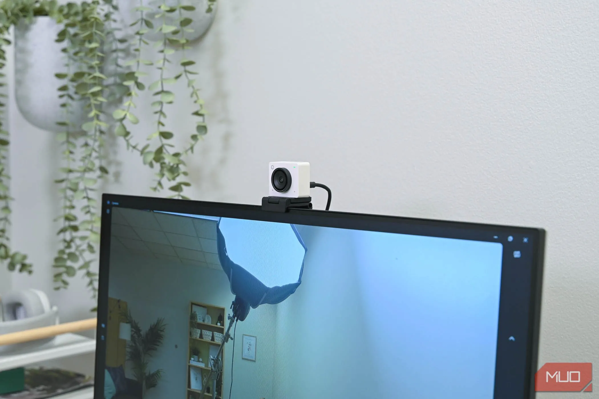 Góc quay rộng của webcam OBSBOT Meet 2 khi đặt trên màn hình