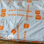 Gói hàng Temu trên bàn làm việc, minh họa cho việc giao nhận hàng hóa xuyên biên giới