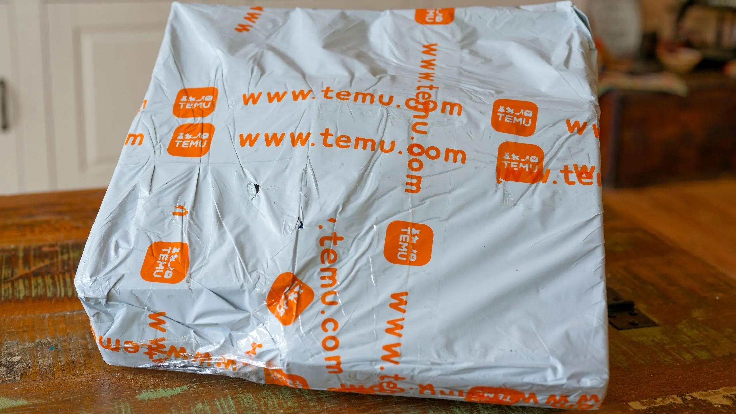 Gói hàng Temu trên bàn làm việc, minh họa cho việc giao nhận hàng hóa xuyên biên giới