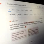 Google AI Overview hiển thị kết quả tìm kiếm trên màn hình laptop