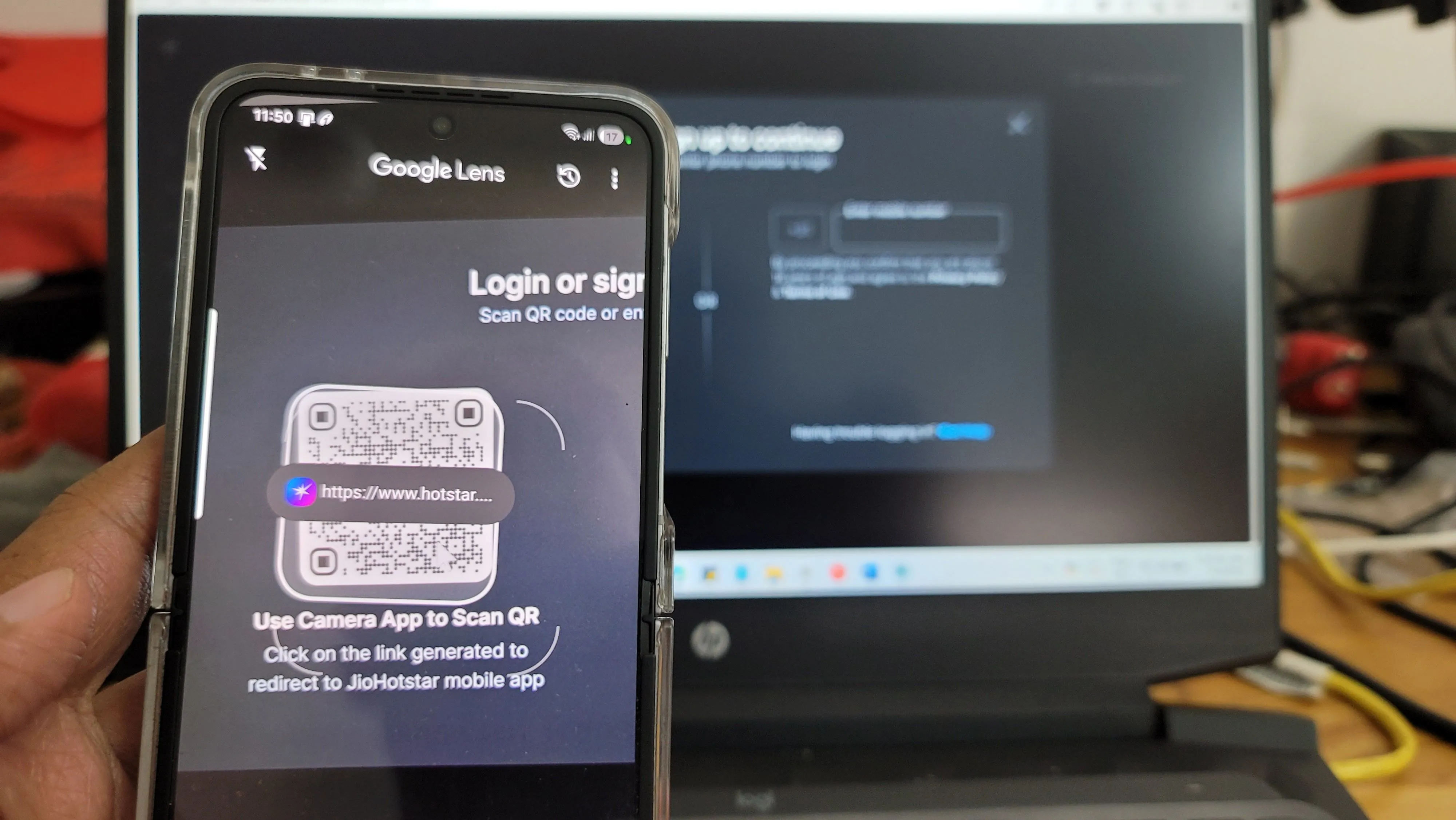 Google Lens quét mã QR để mở liên kết hoặc truy cập thông tin