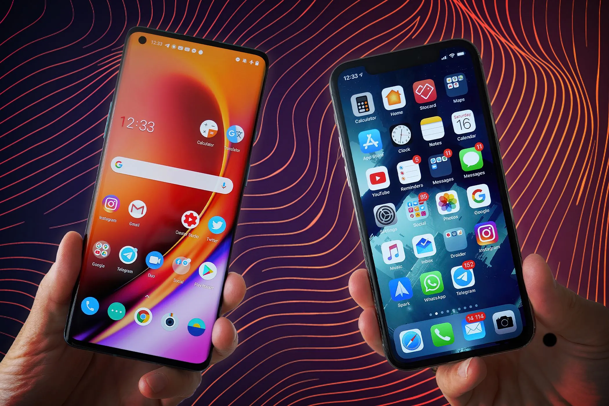 Hai bàn tay giữ song song iPhone và điện thoại Android, minh họa việc sử dụng đồng thời hai thiết bị để dự phòng.