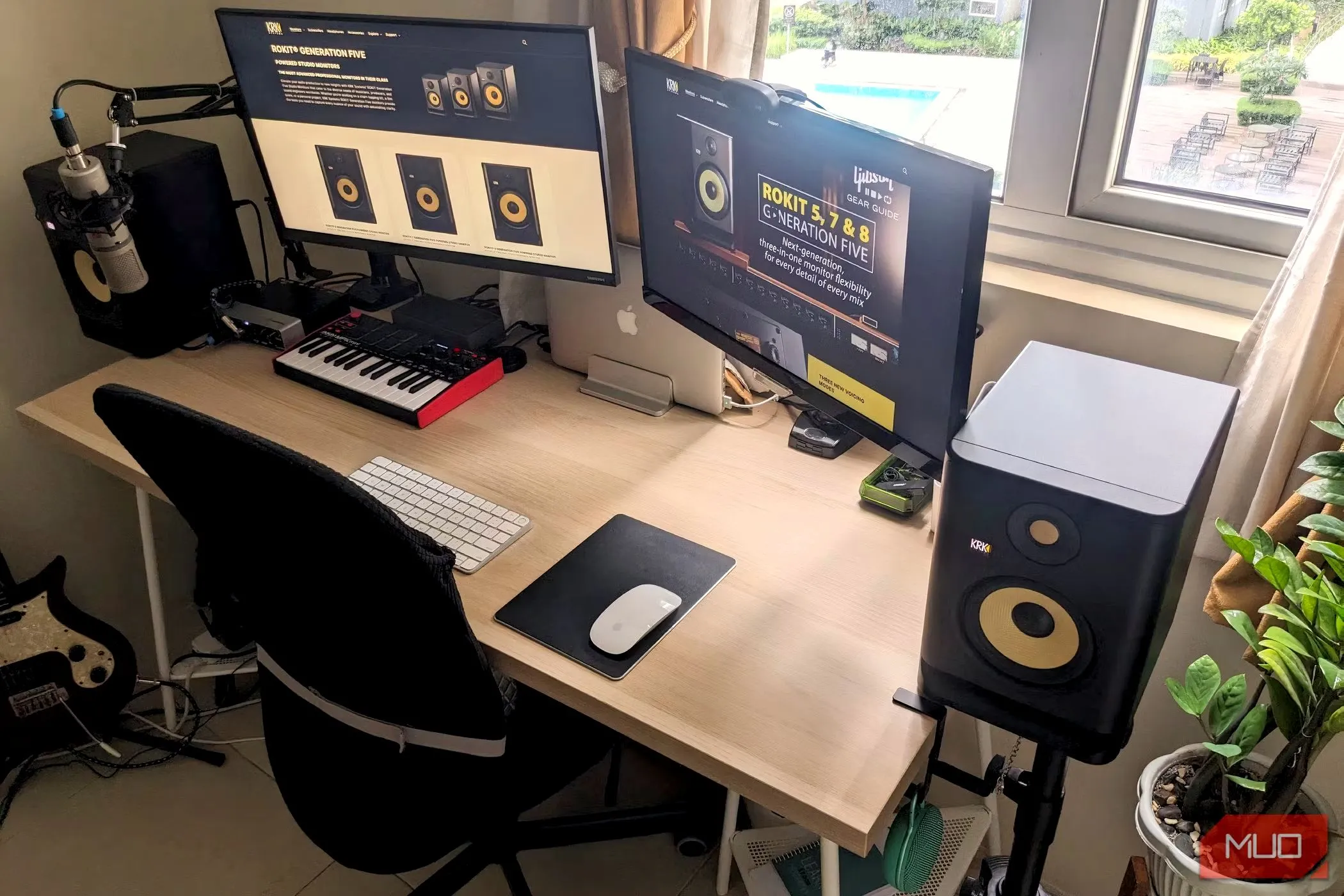 Hai loa active speaker đặt trên bàn làm việc trong một thiết lập máy tính
