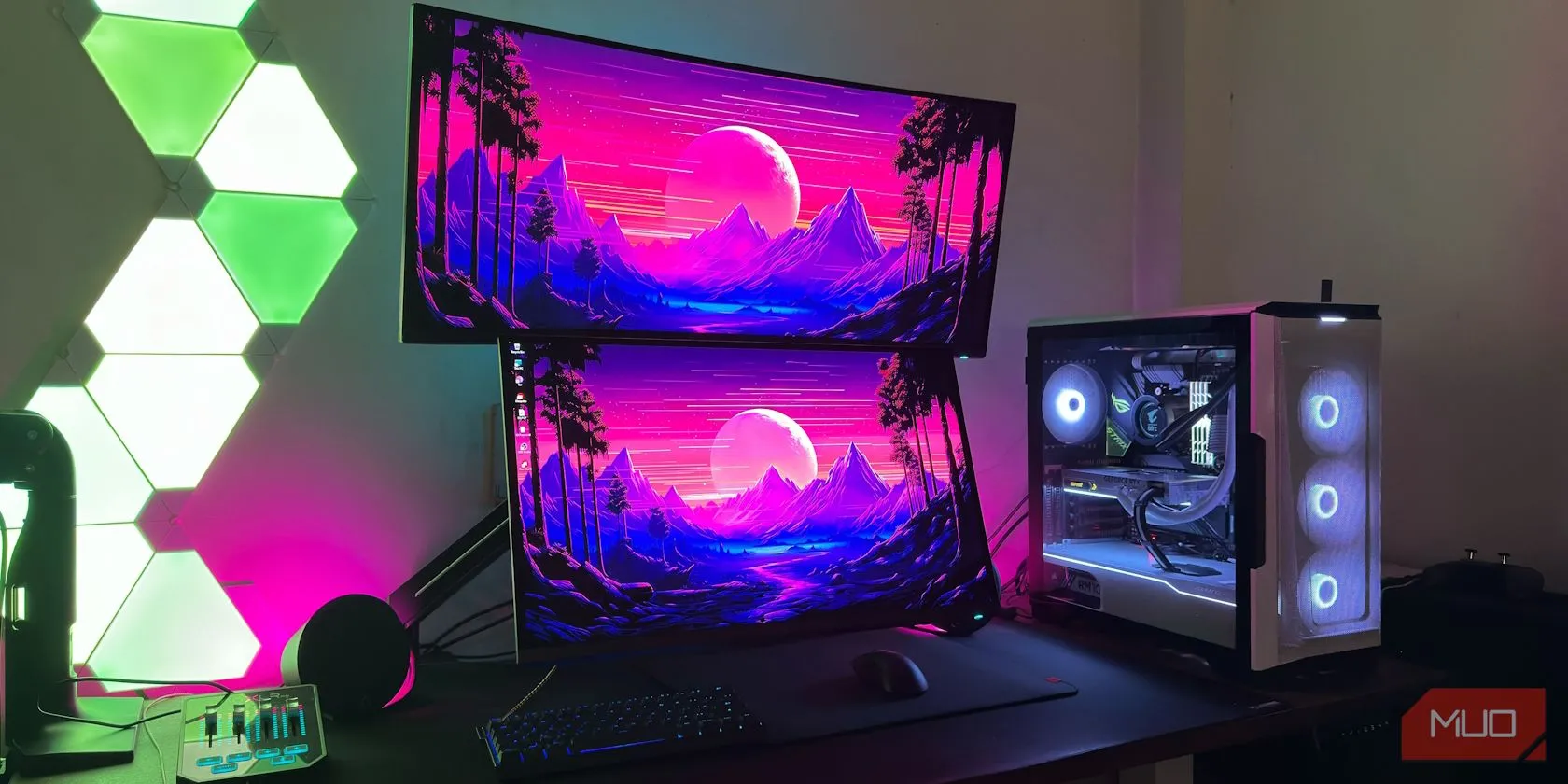 Hai màn hình OLED gắn VESA trên bàn làm việc