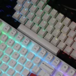 Hai mẫu bàn phím cơ hiện đại trên bàn làm việc