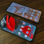 Hai mẫu smartphone Android phổ biến là Motorola Razr 2024 và Google Pixel 9 Pro, minh họa tính tương thích của launcher mặc định.