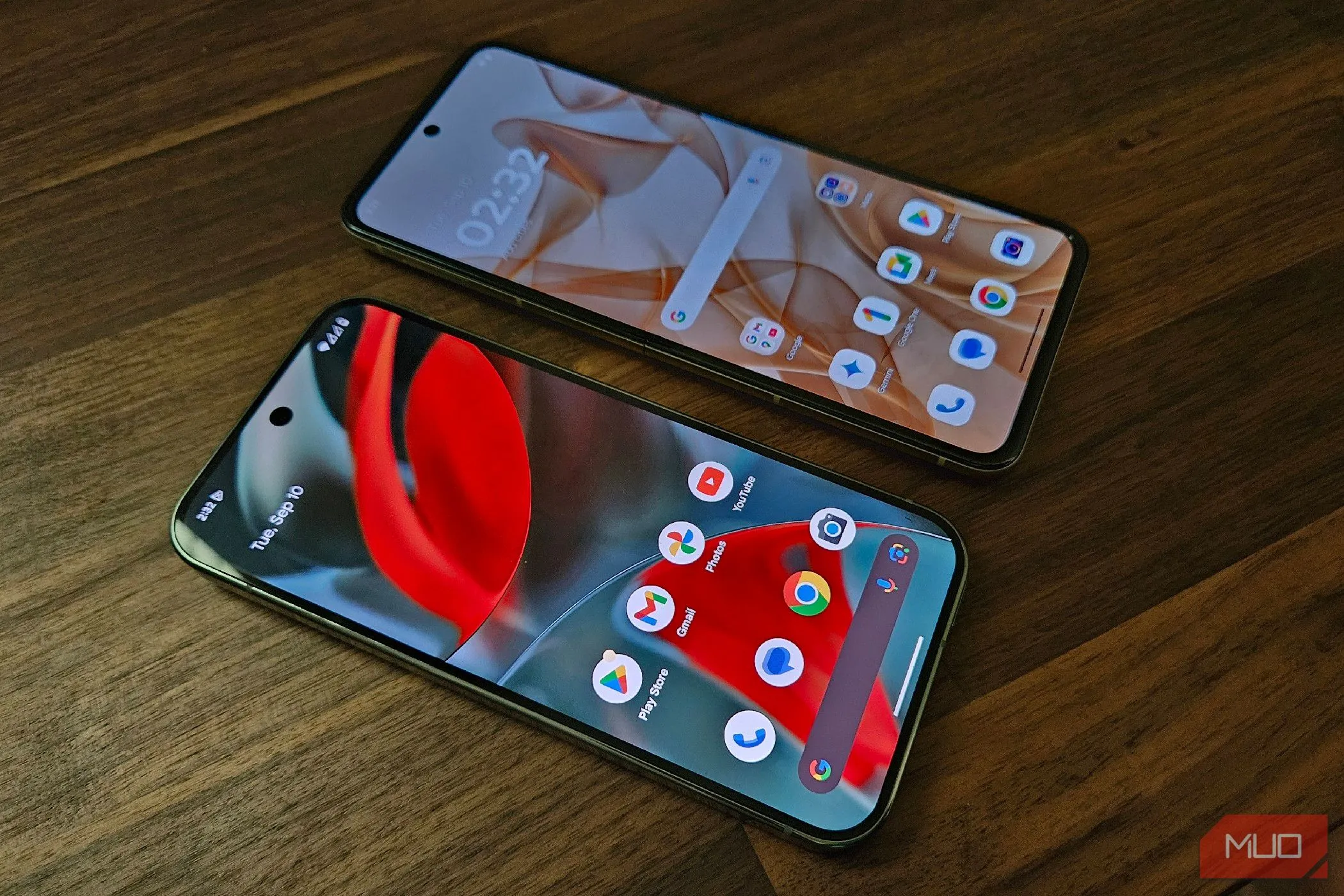 Hai mẫu smartphone Android phổ biến là Motorola Razr 2024 và Google Pixel 9 Pro, minh họa tính tương thích của launcher mặc định.