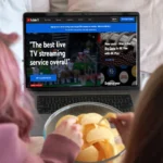 Hai người xem YouTube TV trên laptop qua Smart DNS Proxy