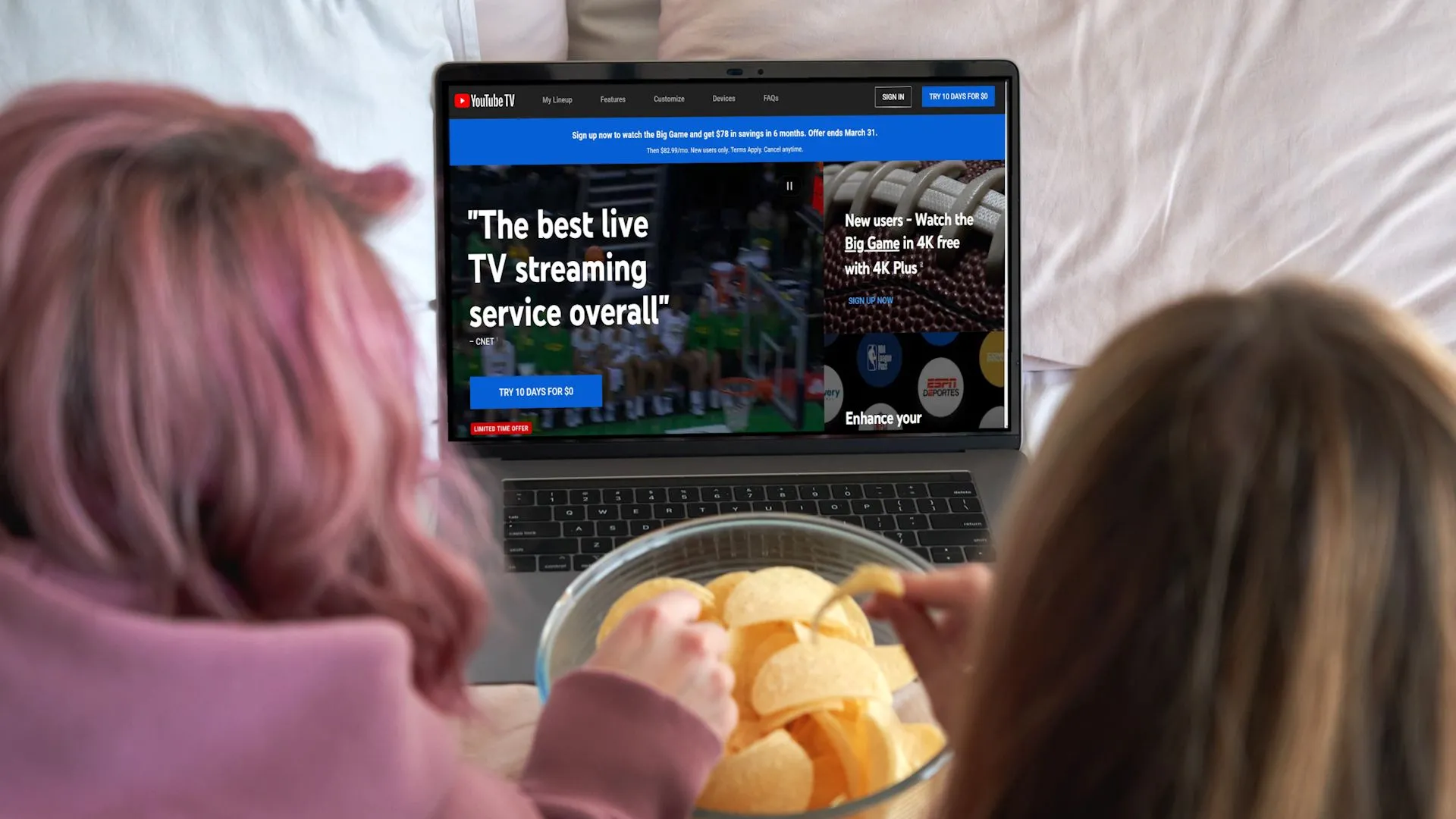 Hai người xem YouTube TV trên laptop qua Smart DNS Proxy