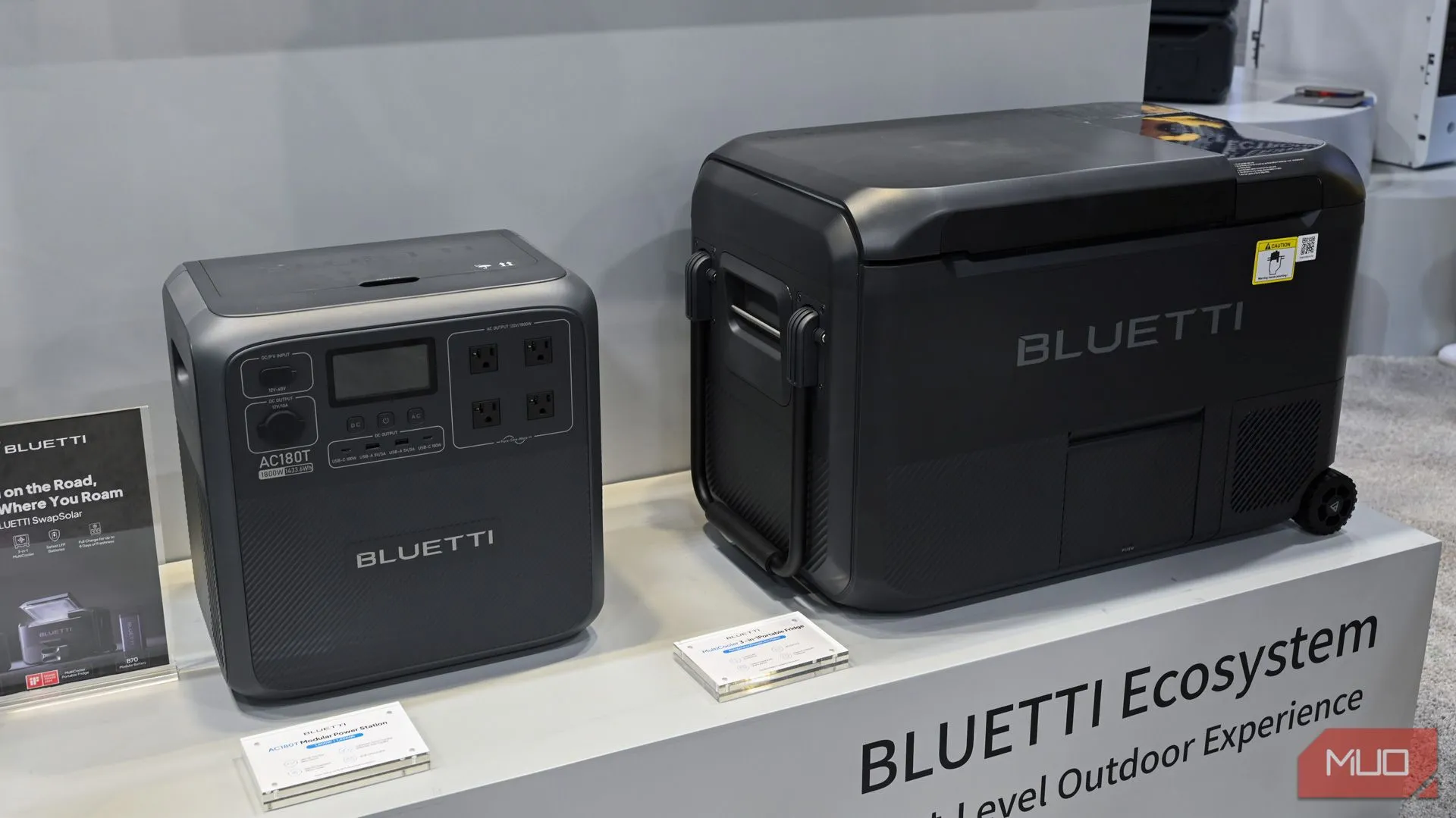 Hệ thống Bluetti SwapSolar bao gồm trạm điện AC180T và tủ lạnh di động MultiCooler, thể hiện tính năng pin hoán đổi nóng độc đáo, phù hợp cho cắm trại và dã ngoại.