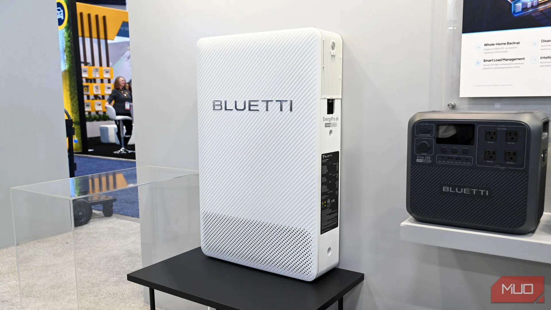 Hệ thống lưu trữ năng lượng Bluetti EnergyPro 6K màu đen sang trọng, nhìn từ cạnh bên, được thiết kế cho các hộ gia đình và doanh nghiệp nhỏ, tích hợp nhiều nguồn điện.