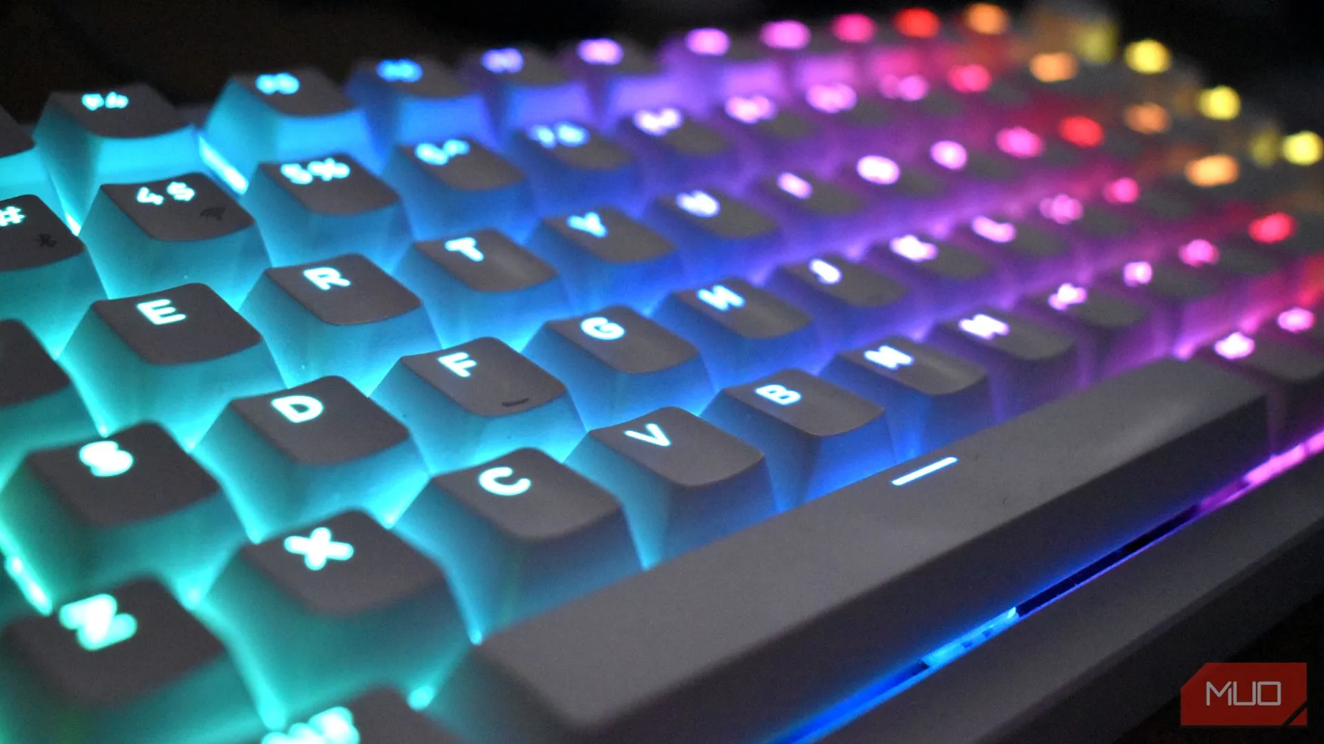 Hiệu ứng đèn nền RGB per-key rực rỡ trên bàn phím Lemokey P1 HE.