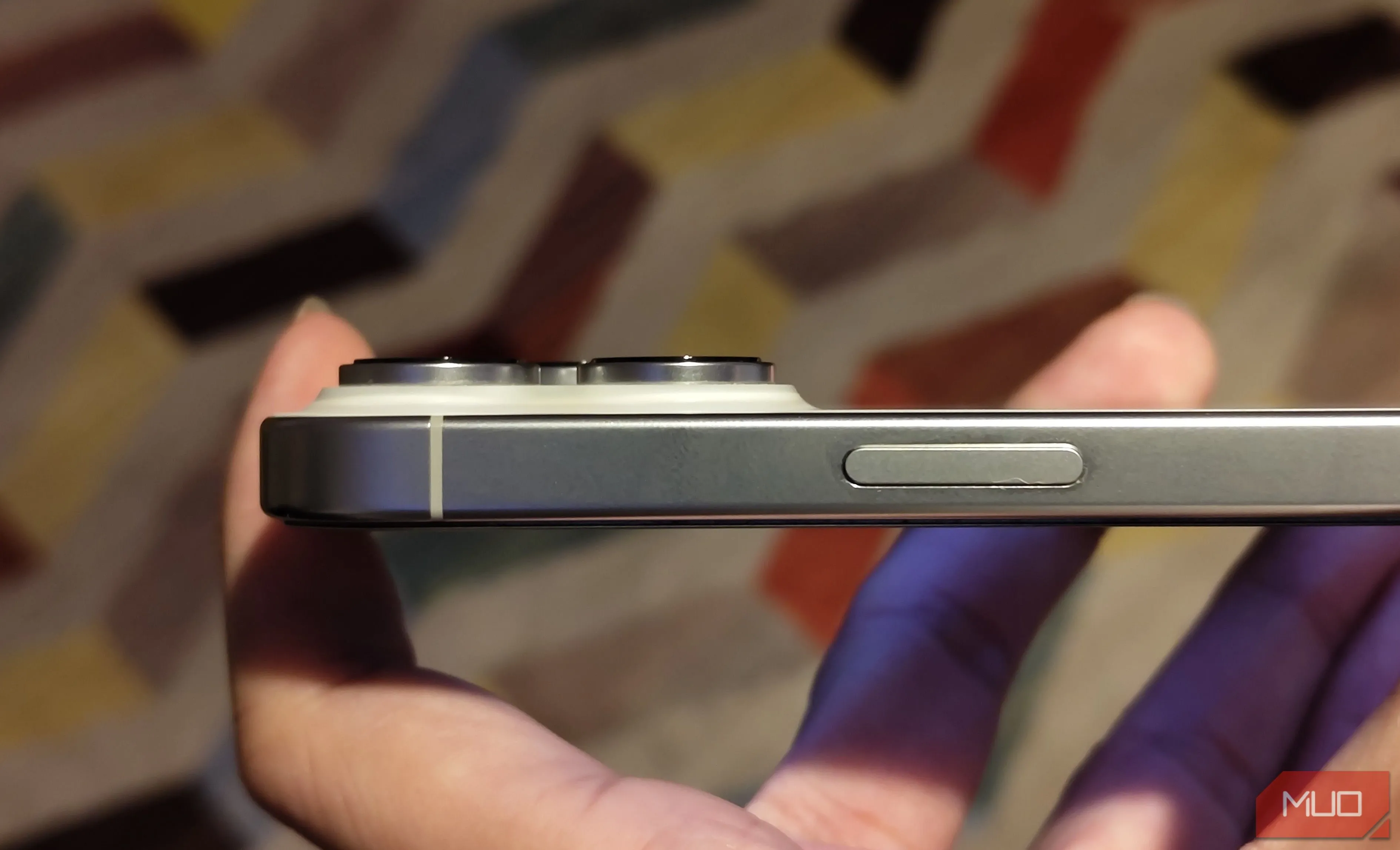 Hình ảnh cận cảnh cụm camera lồi của iPhone, dễ bám bẩn và dầu mỡ