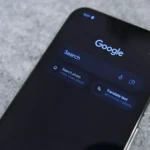 Hình ảnh điện thoại Google Pixel 9 Pro XL hiển thị tính năng tìm kiếm AI trên thư viện ảnh, minh họa khả năng tìm kiếm thông minh của Google.